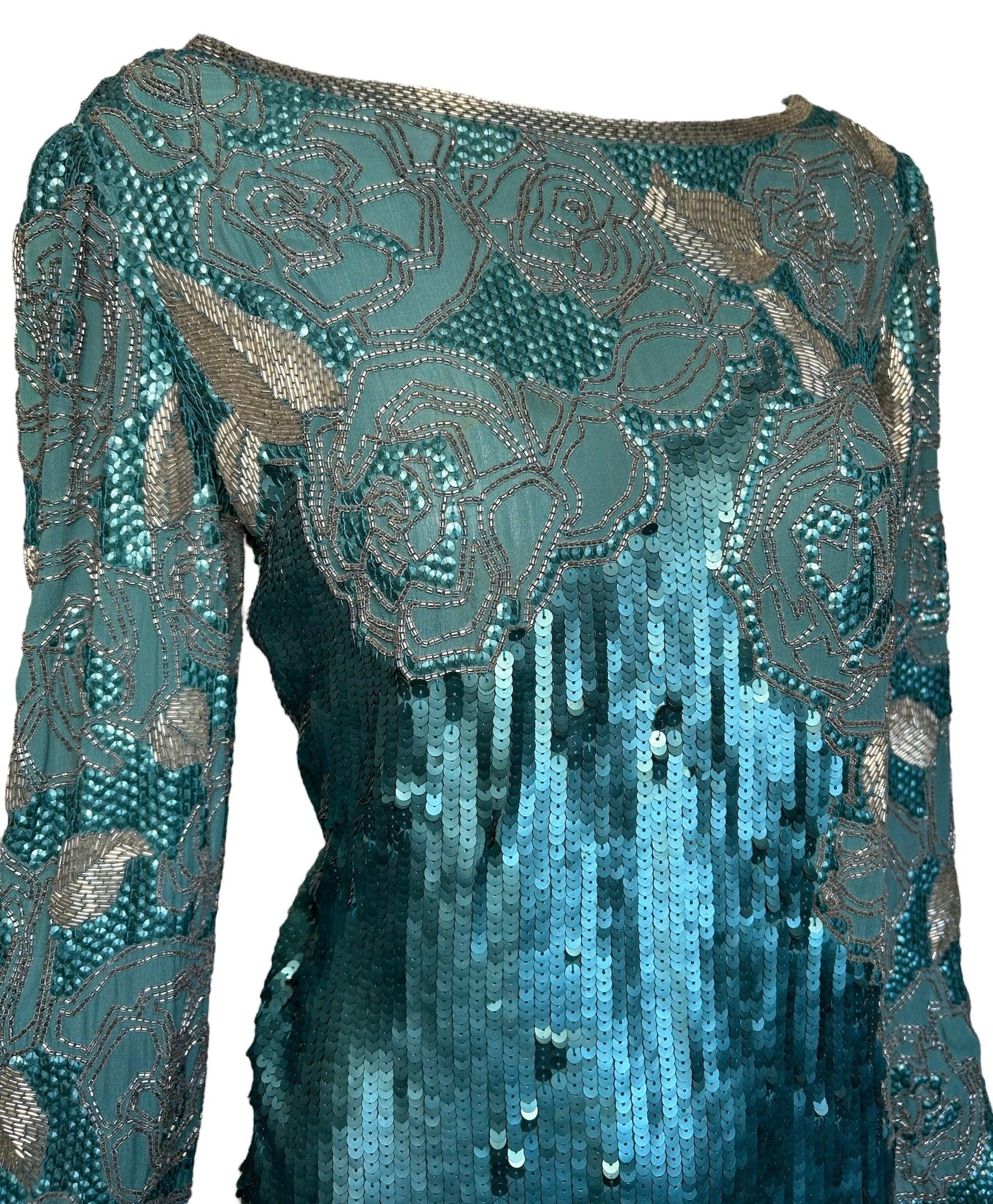 Ensemble de paillettes et de perles de Halston du début des années 1980. La jupe est ajustable grâce à un élastique à la taille.  Elle peut également être transformée en robe tube sans bretelles. Excellent état vintage, l'élastique de la jupe peut
