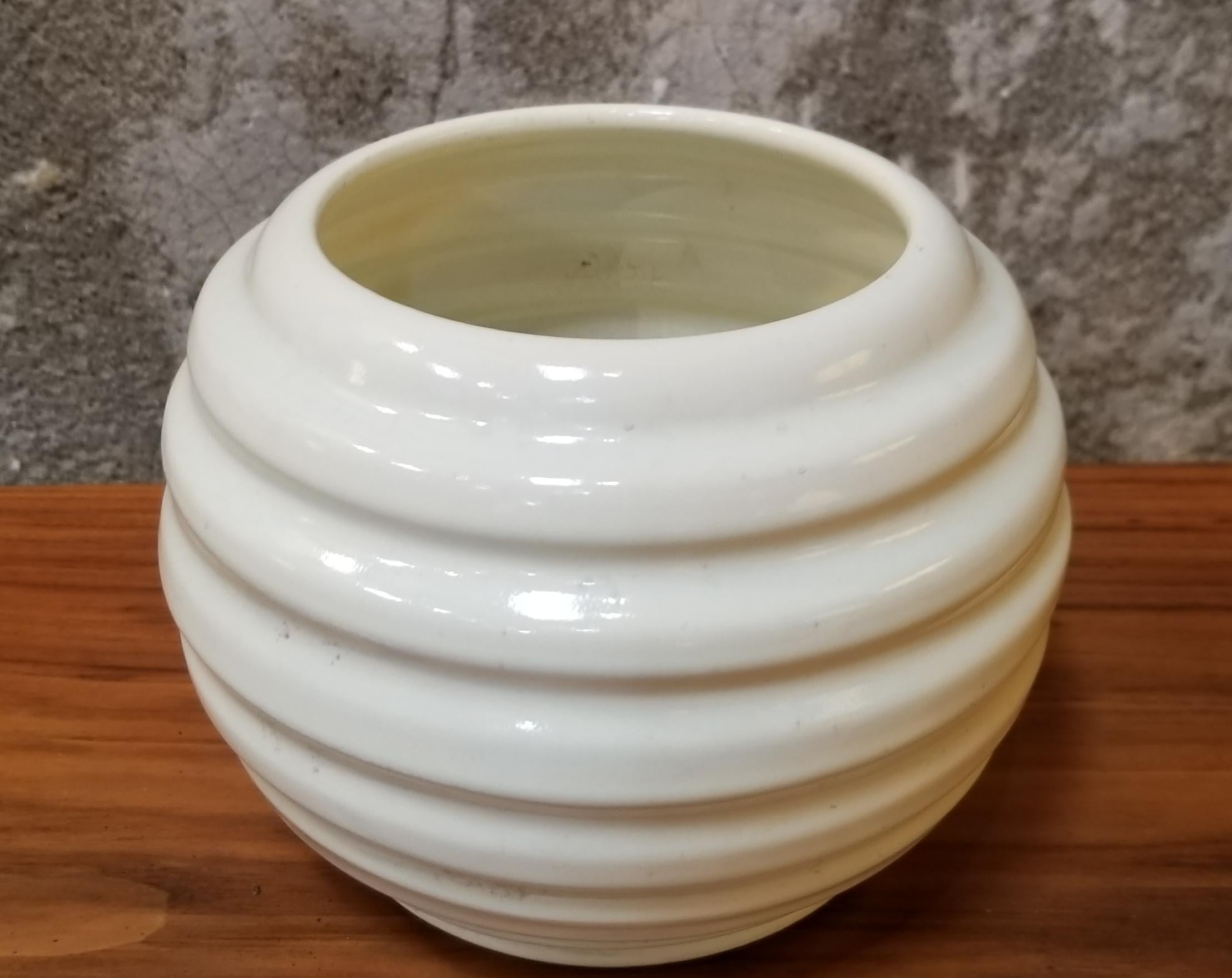 Handcrafted white decorative artware pot by Garden City Pottery, San Jose, California. Circa. 1930's. Ribbed Industrial Design, Excellent original vintage condition.

Garden City Pottery was founded in 1902 in San Jose, California with an office