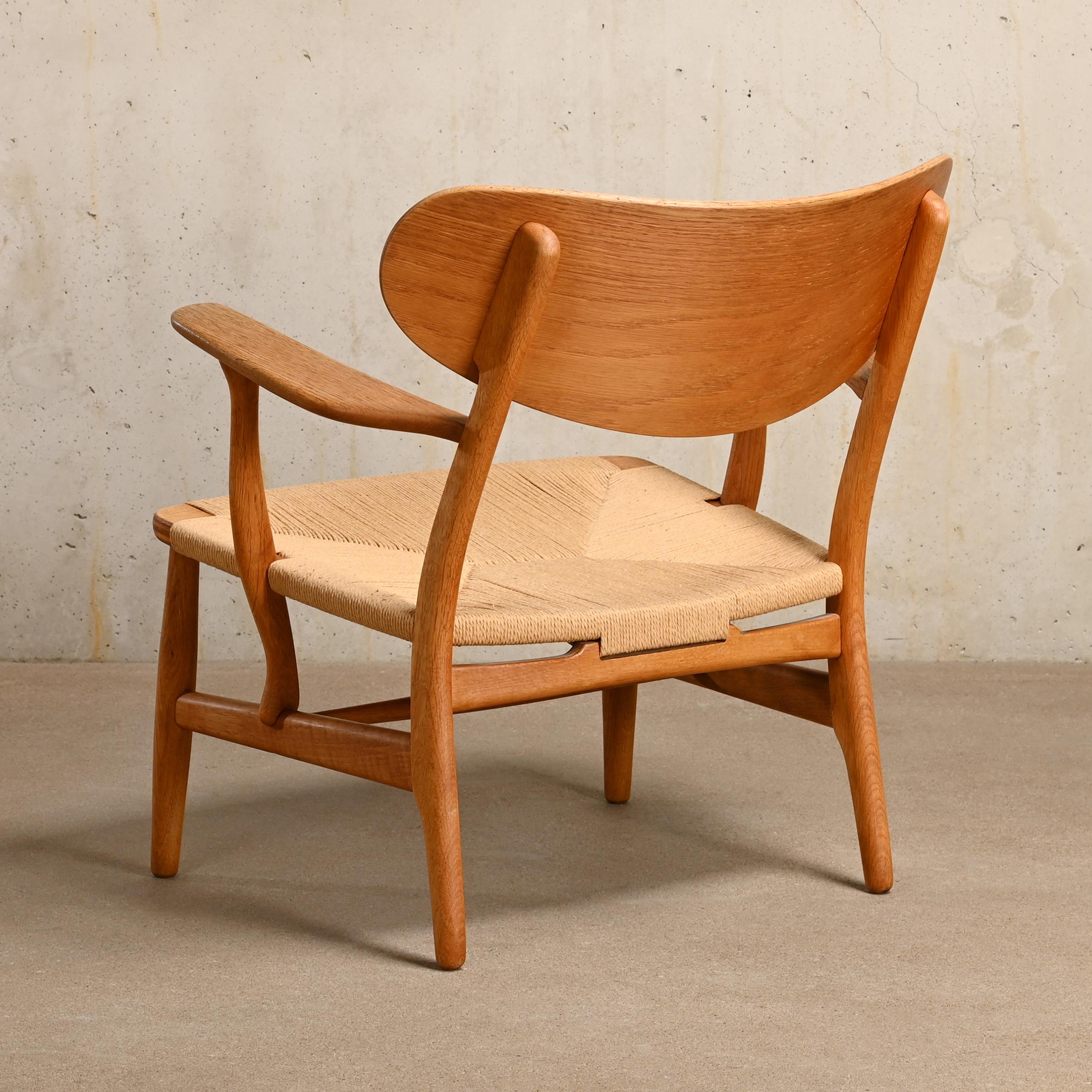 Early Hans J. Wegner CH22 Easy Chair in Oak and Paper-Cord for Carl Hansen & Son In Good Condition In Amsterdam, NL