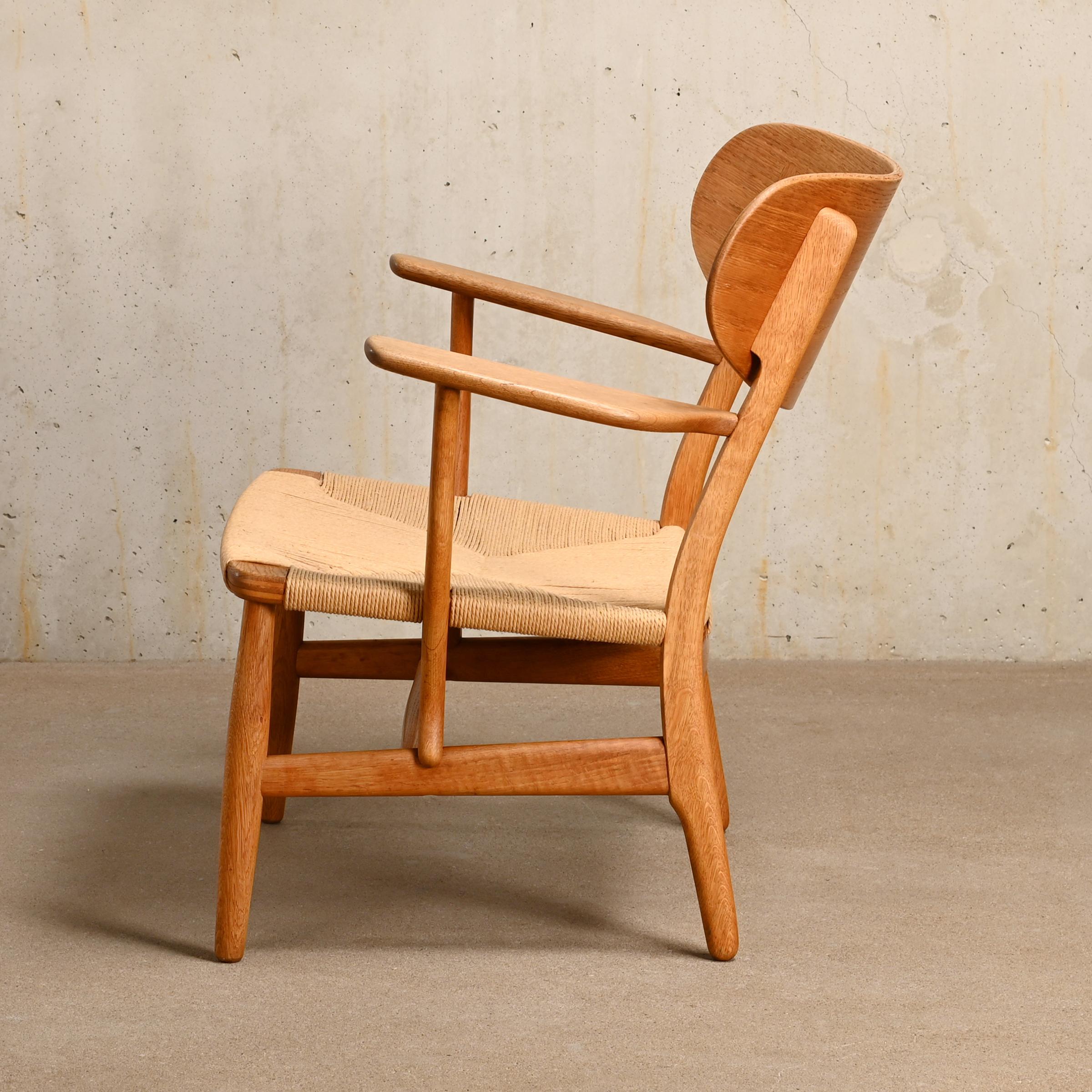 Mid-20th Century Early Hans J. Wegner CH22 Easy Chair in Oak and Paper-Cord for Carl Hansen & Son