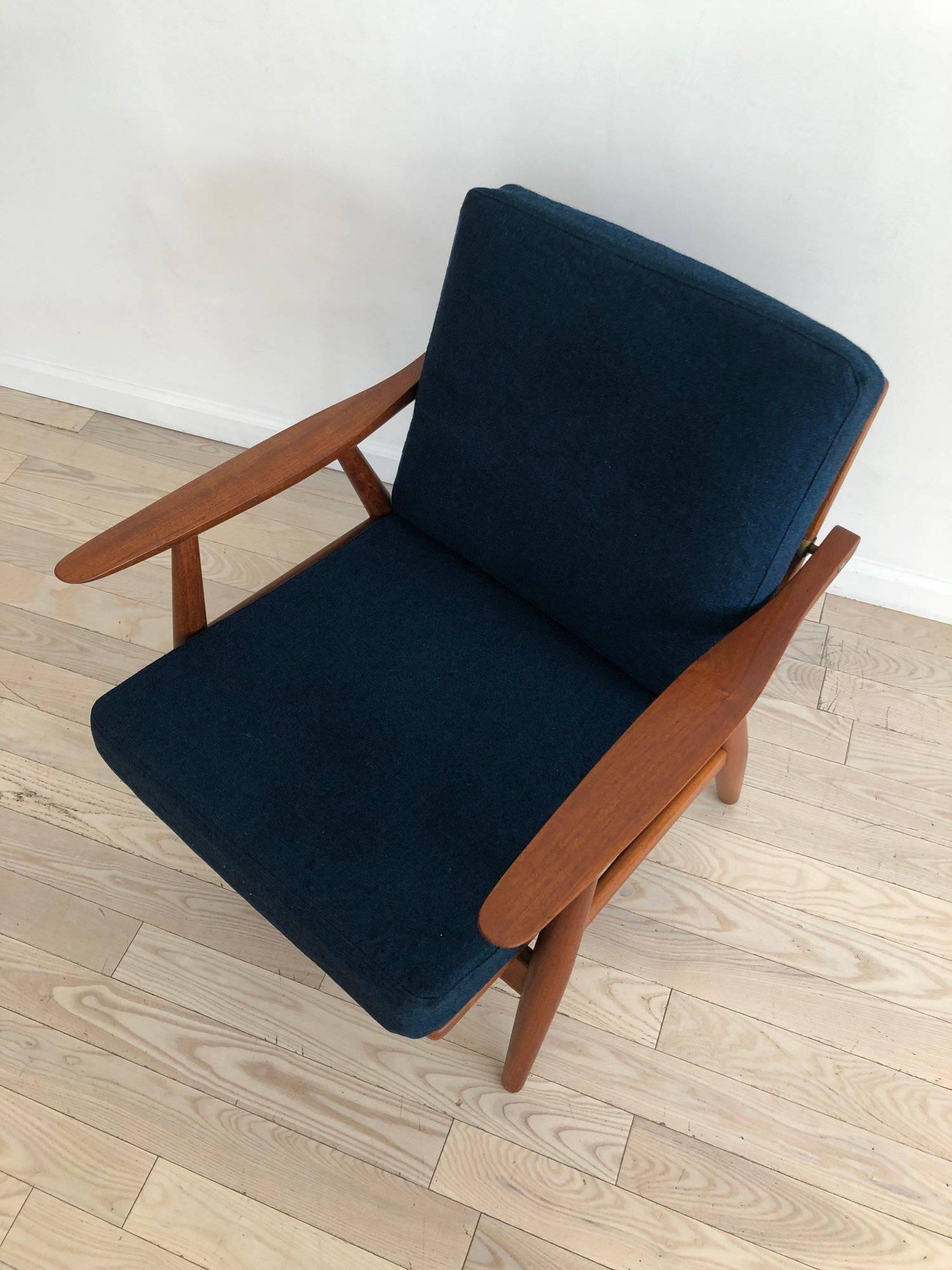 Early Hans J Wegner GE-270 Easy Chair in Teak, Made in Denmark In Excellent Condition In Brooklyn, NY