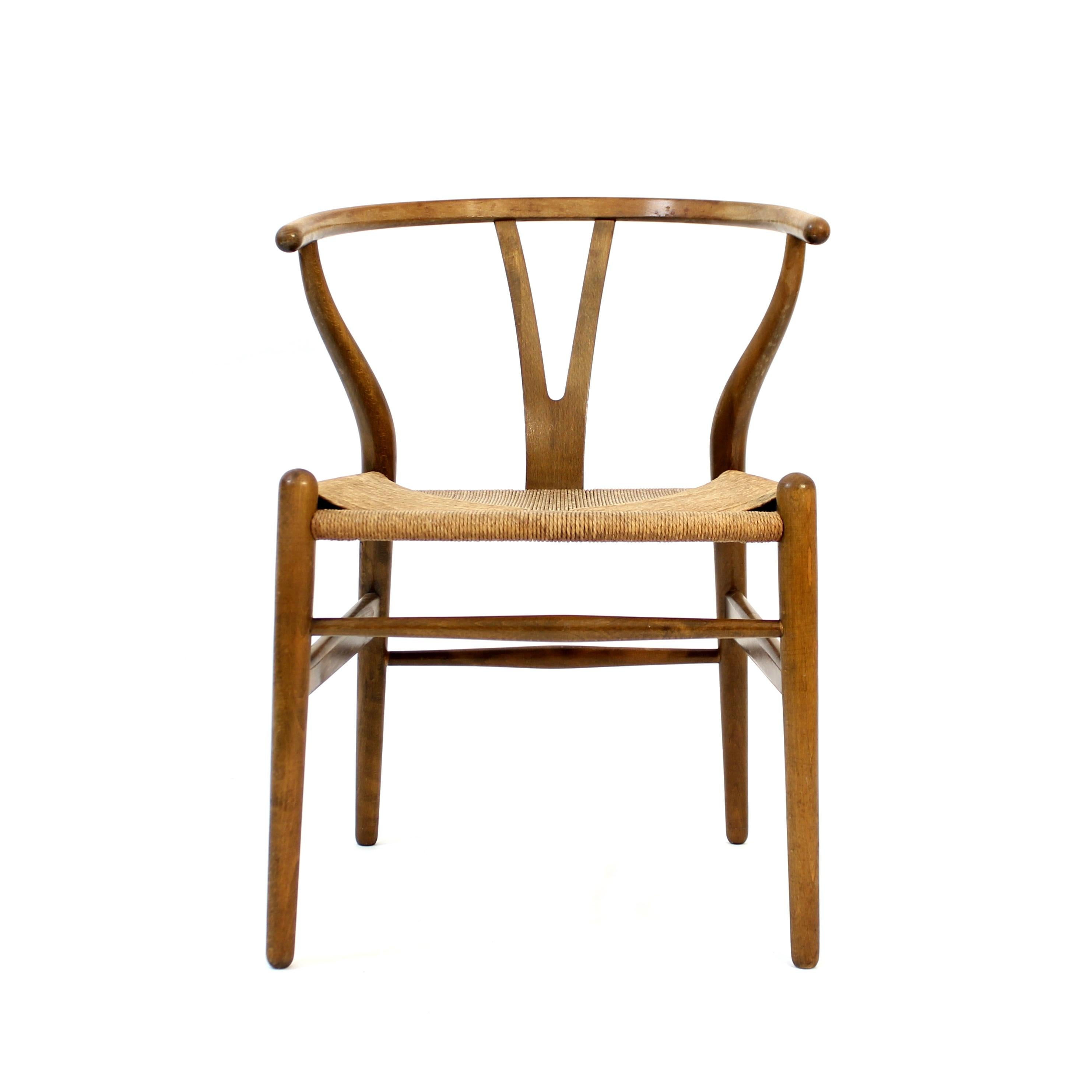 Ejemplo temprano de la icónica silla Wishbone (o silla en Y, como también se la llama), diseñada en 1949 por Hans J. Wegner para Carl Hansen & Søn y puesta en producción a partir de 1950. El nombre oficial del modelo es CH24. El bastidor de esta