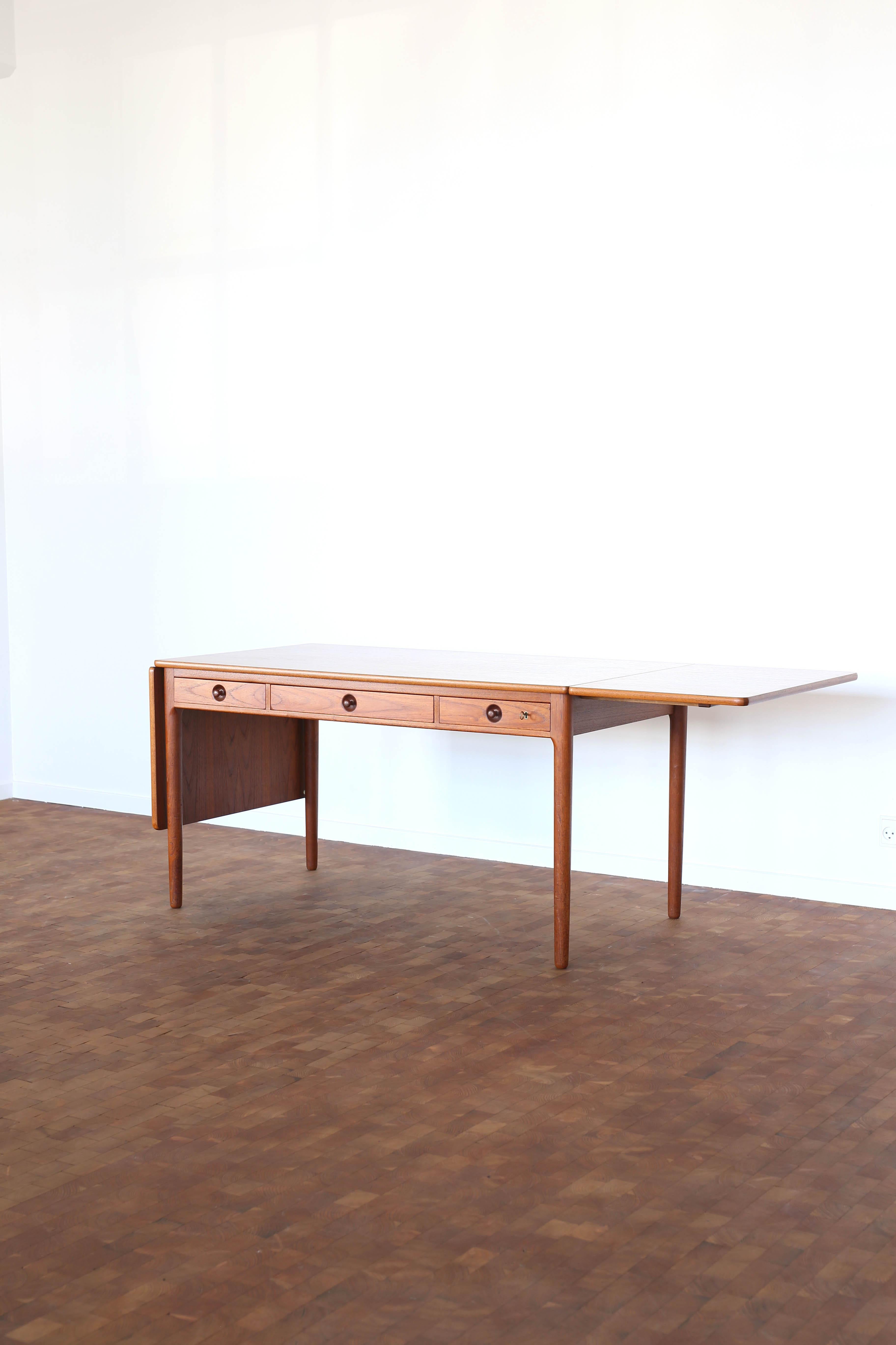 Scrivania in teak Hans J. Wegner modello AT-305, 1955 in vendita 3