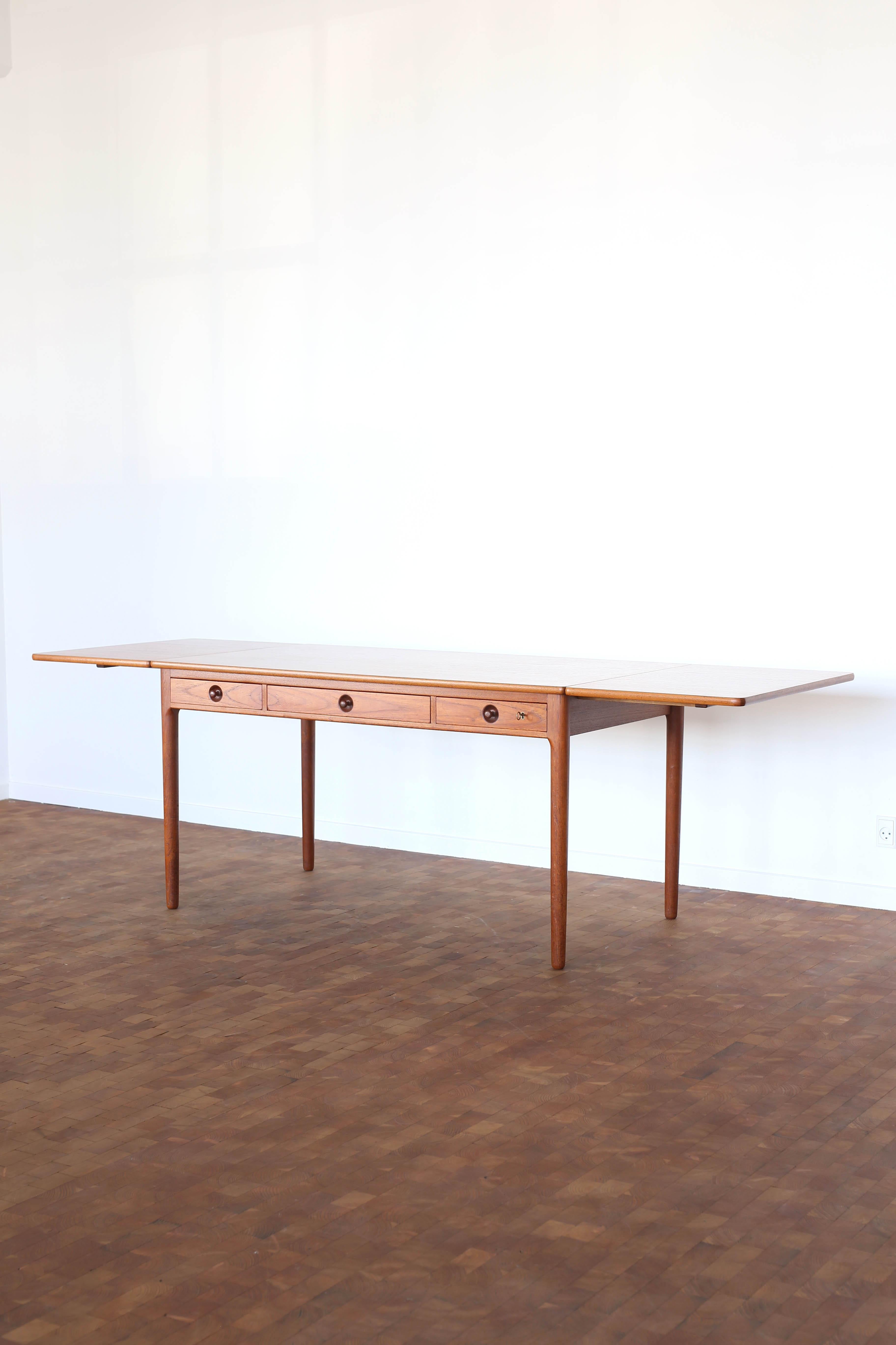 Scrivania in teak Hans J. Wegner modello AT-305, 1955 in vendita 4
