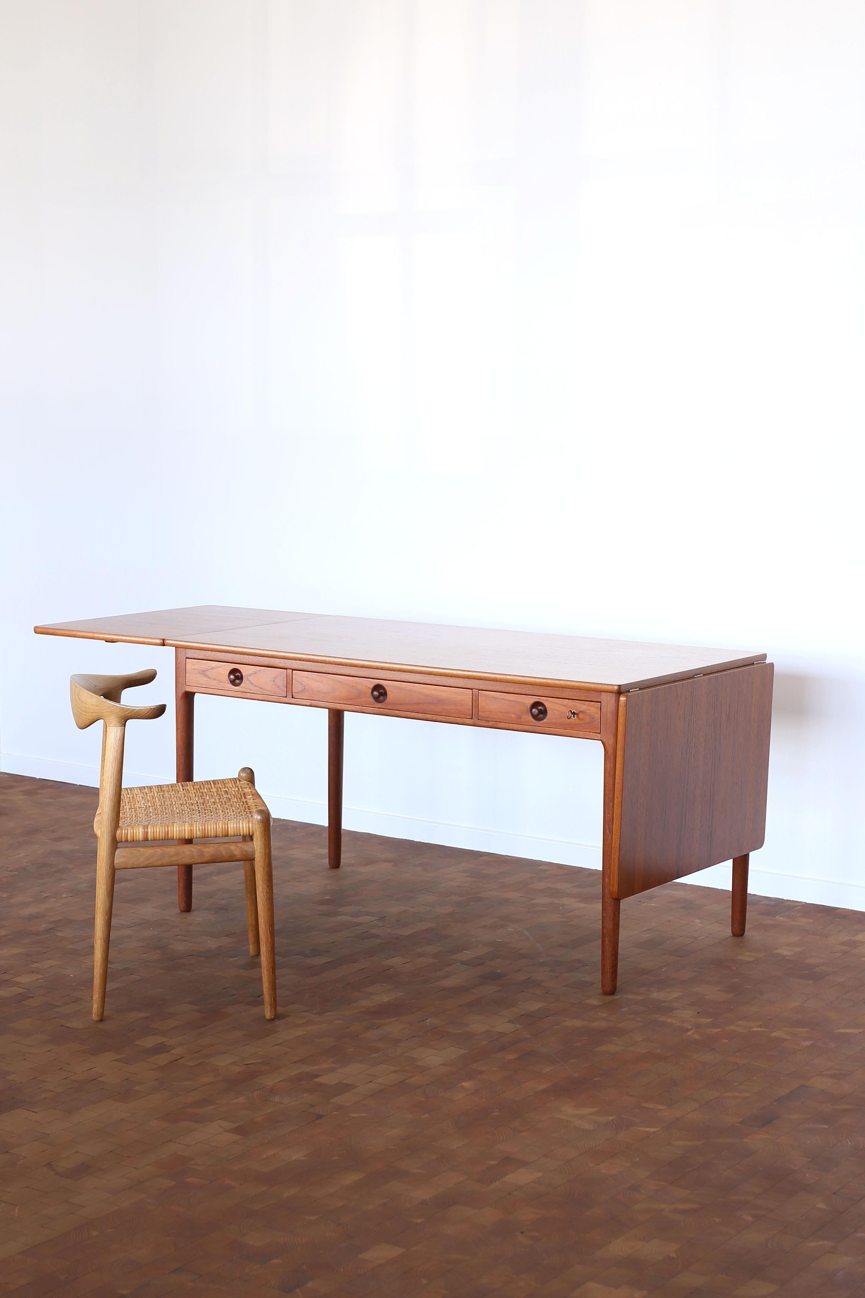 Scandinavo moderno Scrivania in teak Hans J. Wegner modello AT-305, 1955 in vendita