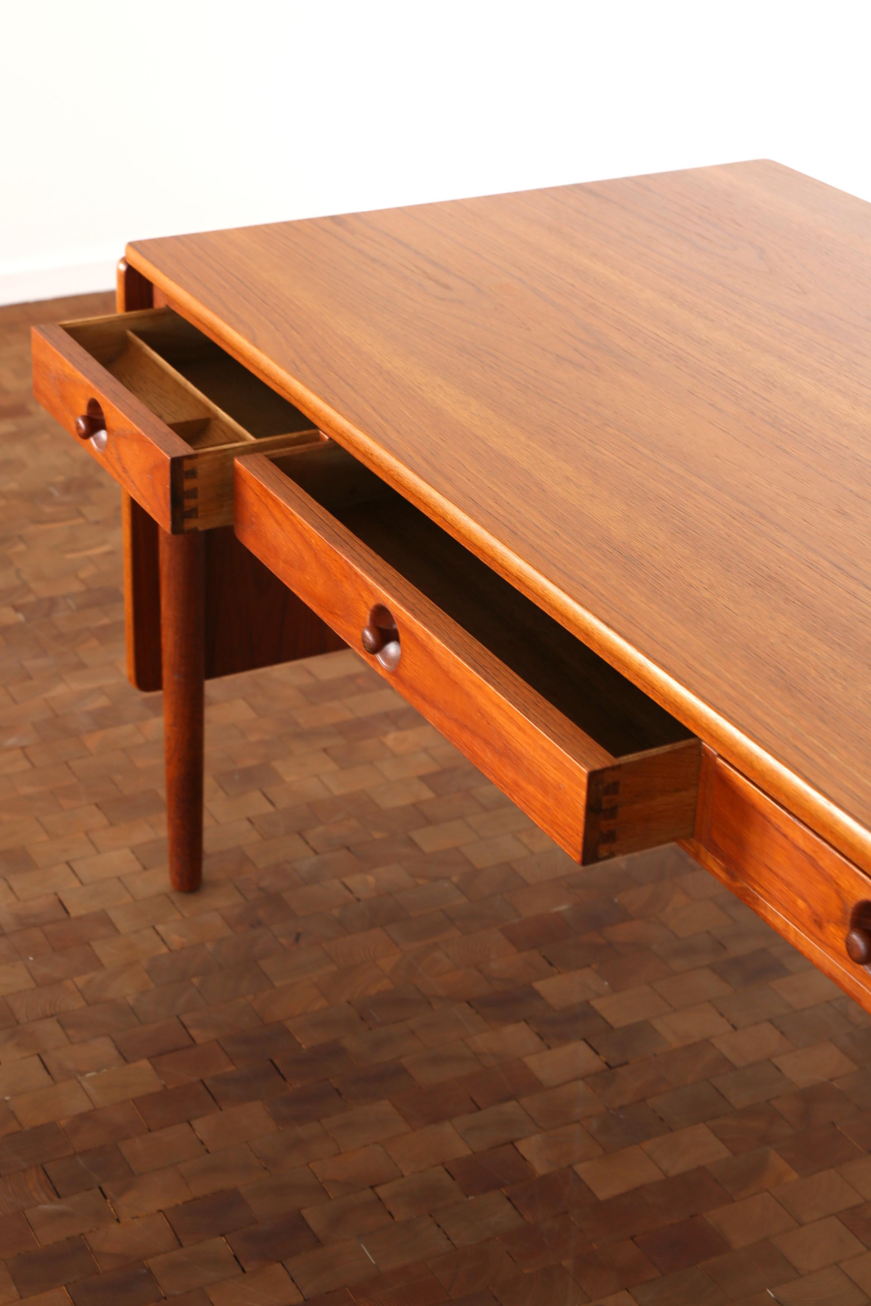 Scrivania in teak Hans J. Wegner modello AT-305, 1955 In condizioni buone in vendita a Copenhagen, DK