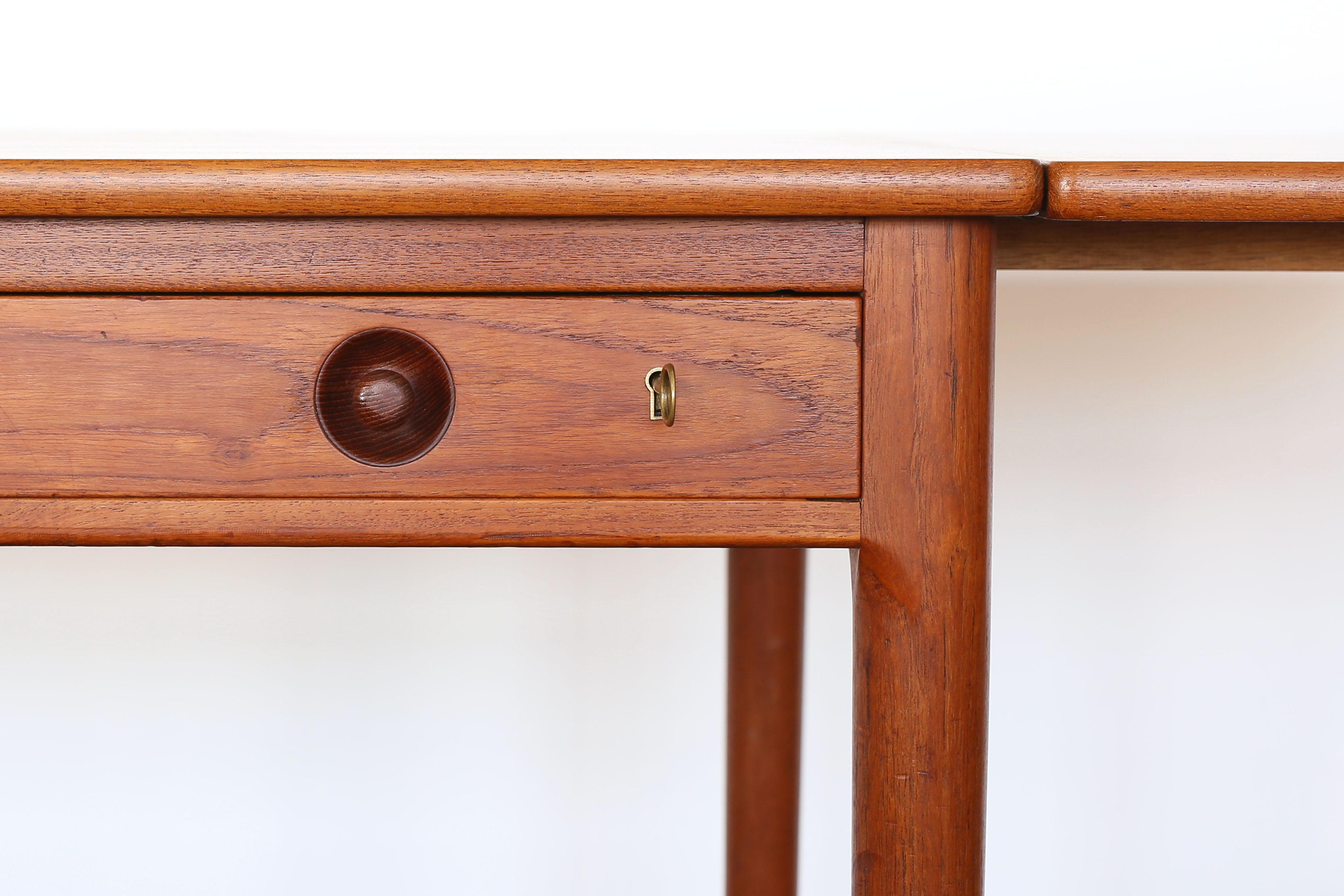 Metà XX secolo Scrivania in teak Hans J. Wegner modello AT-305, 1955 in vendita