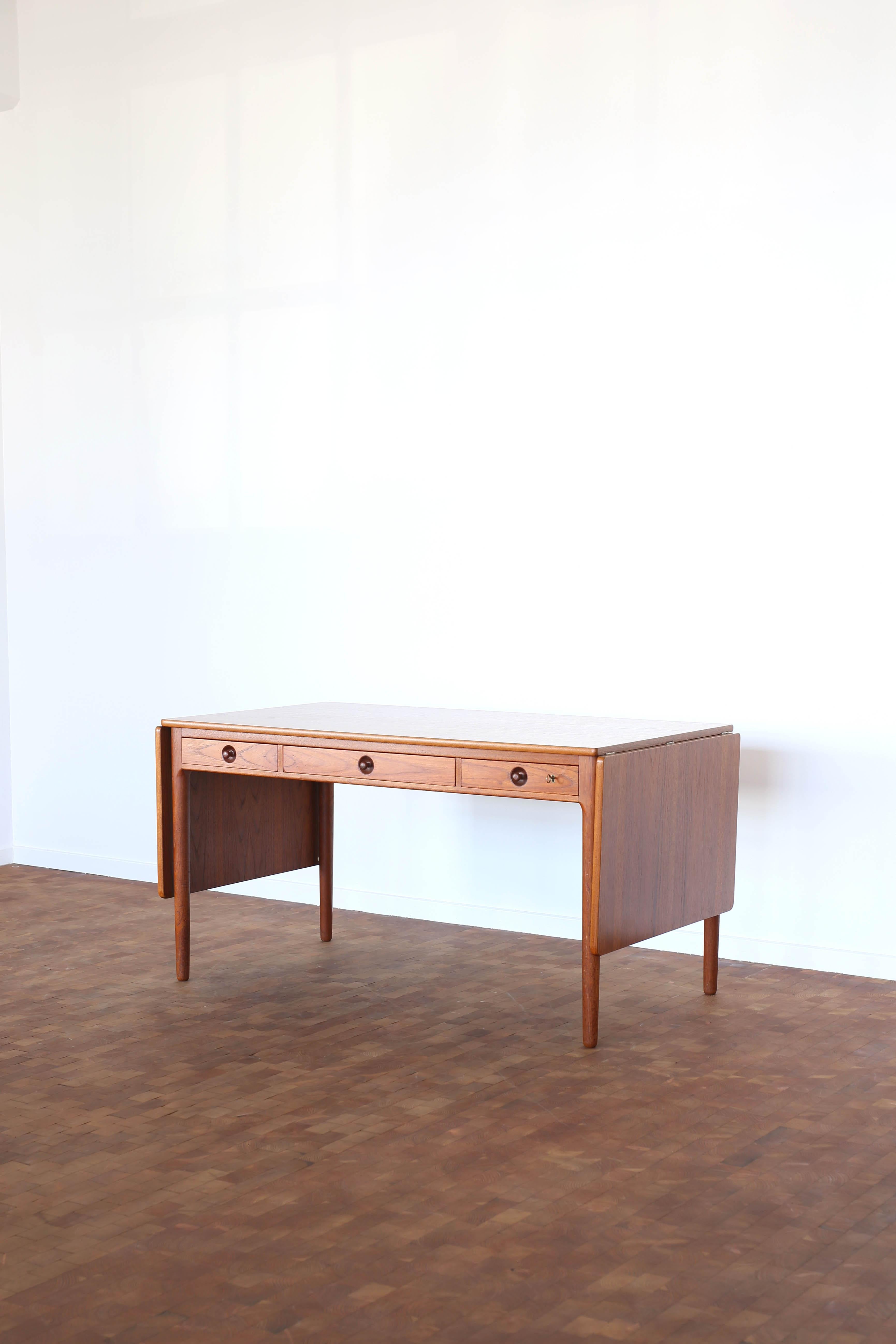 Scrivania in teak Hans J. Wegner modello AT-305, 1955 in vendita 2