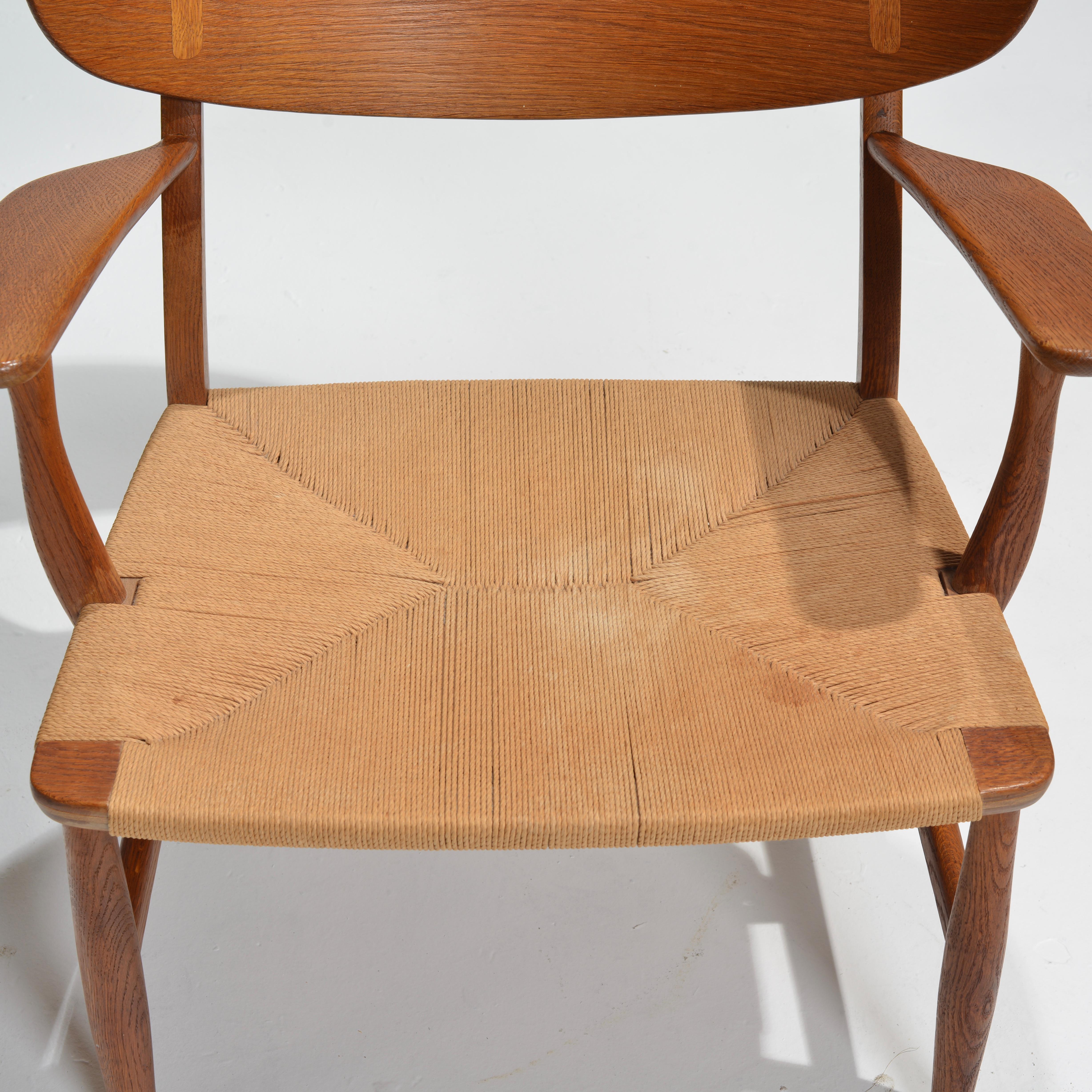 Early Hans Wegner for Carl Hansen & Son Lounge Chairs, CH-22 in Oak For Sale 1