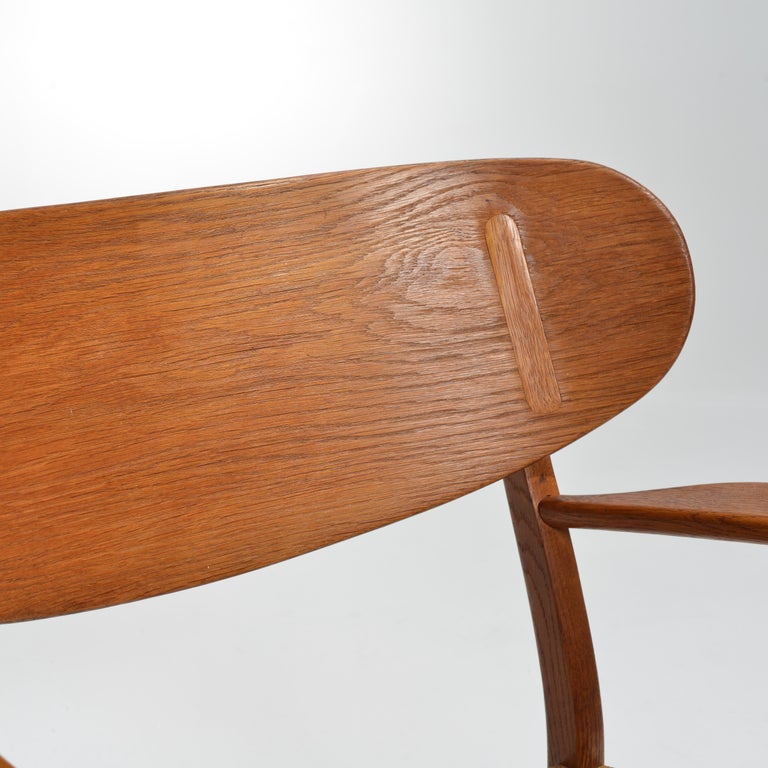 Early Hans Wegner for Carl Hansen & Son Lounge Chairs, CH-22 in Oak For Sale 4