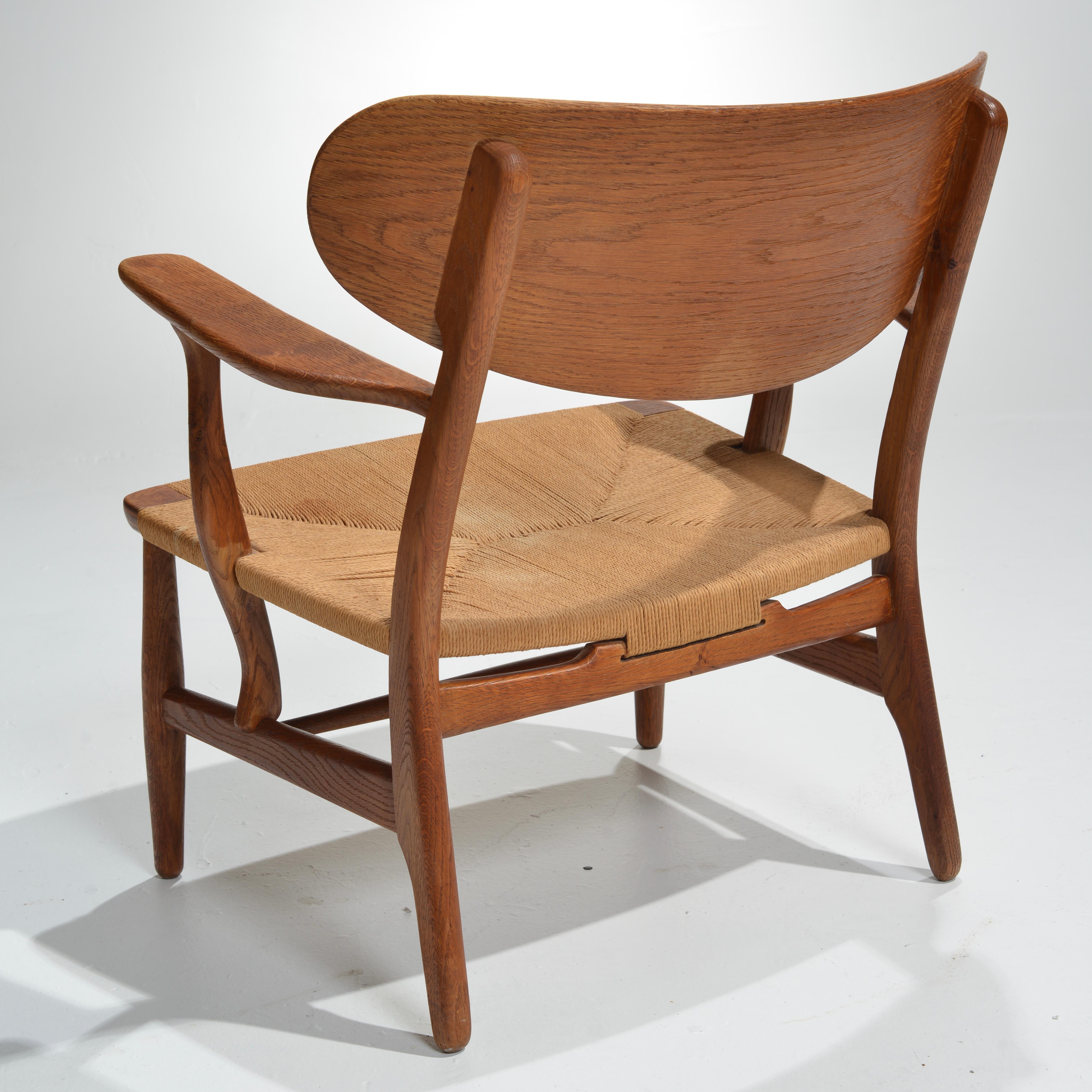 Early Hans Wegner for Carl Hansen & Son Lounge Chairs, CH-22 in Oak For Sale 5