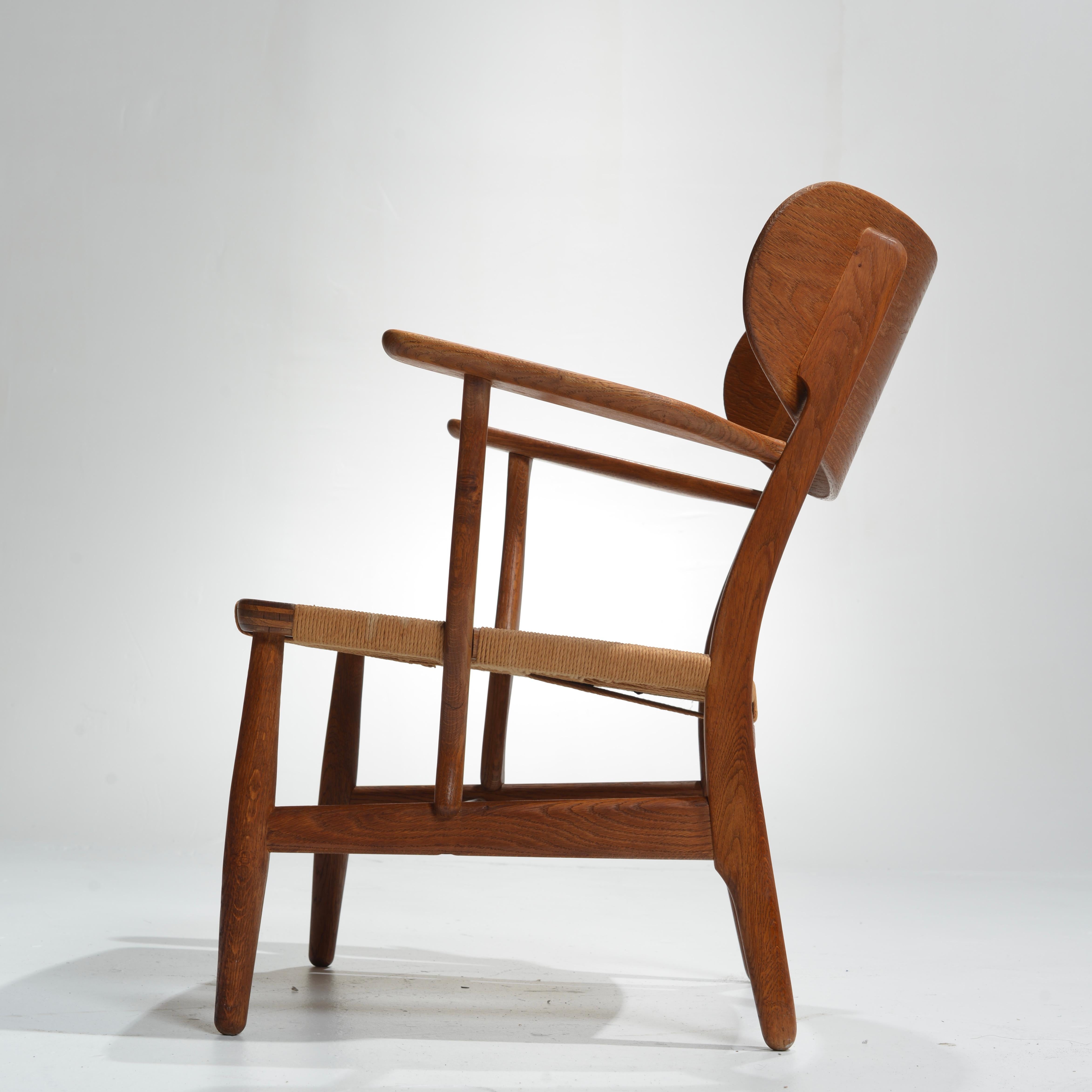 Early Hans Wegner for Carl Hansen & Son Lounge Chairs, CH-22 in Oak For Sale 6