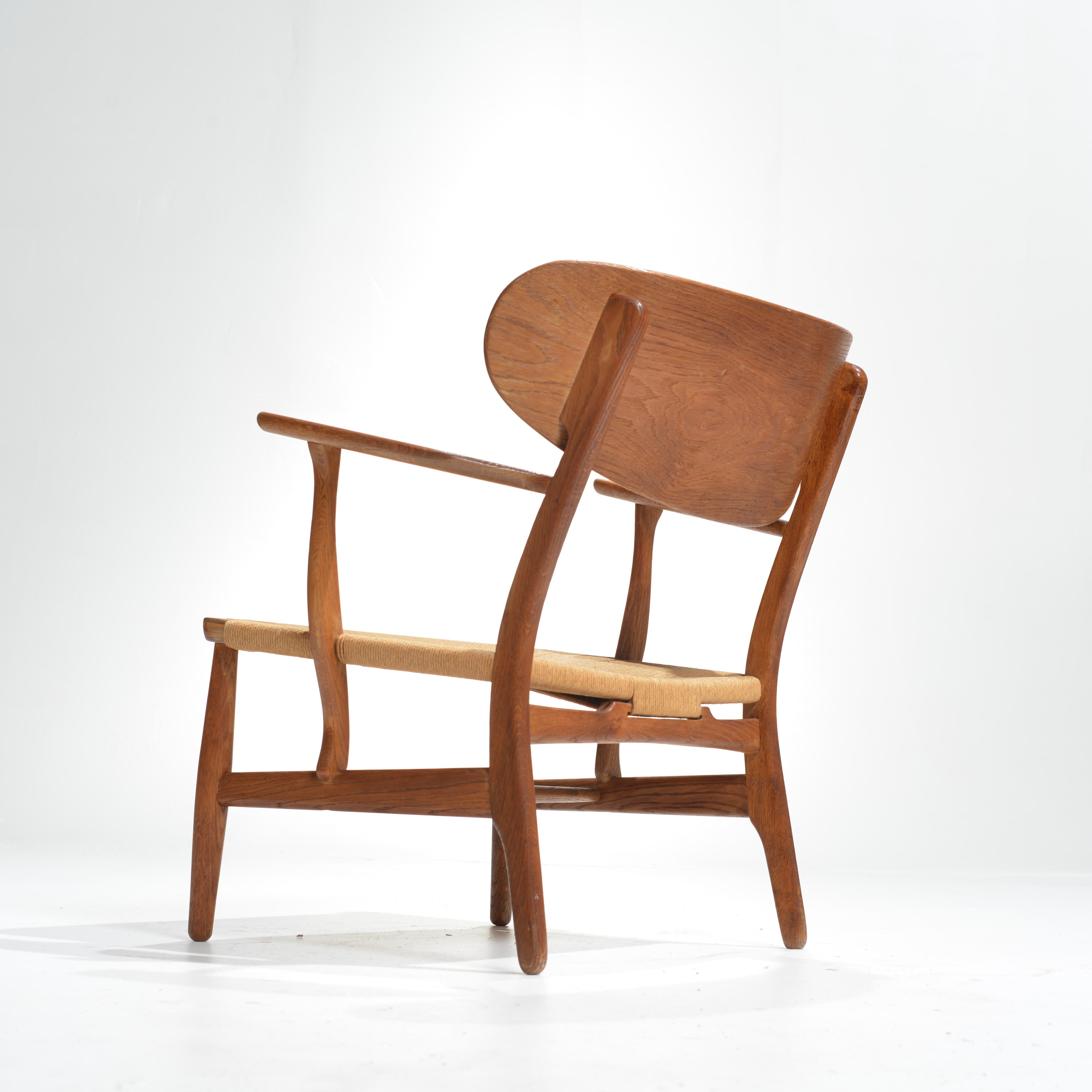 Early Hans Wegner for Carl Hansen & Son Lounge Chairs, CH-22 in Oak For Sale 11