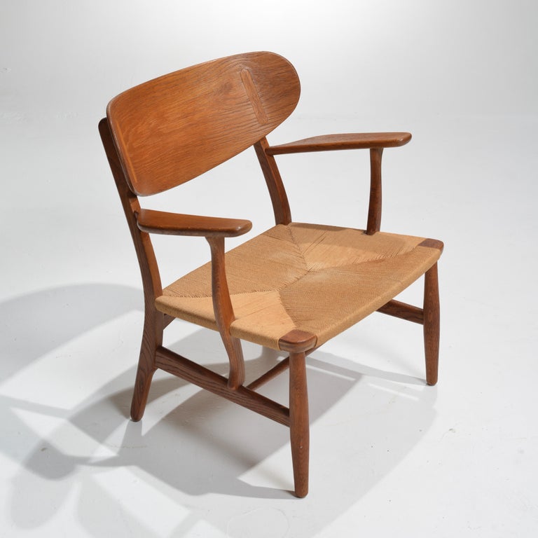 Early Hans Wegner for Carl Hansen & Son Lounge Chairs, CH-22 in Oak In Good Condition For Sale In Los Angeles, CA