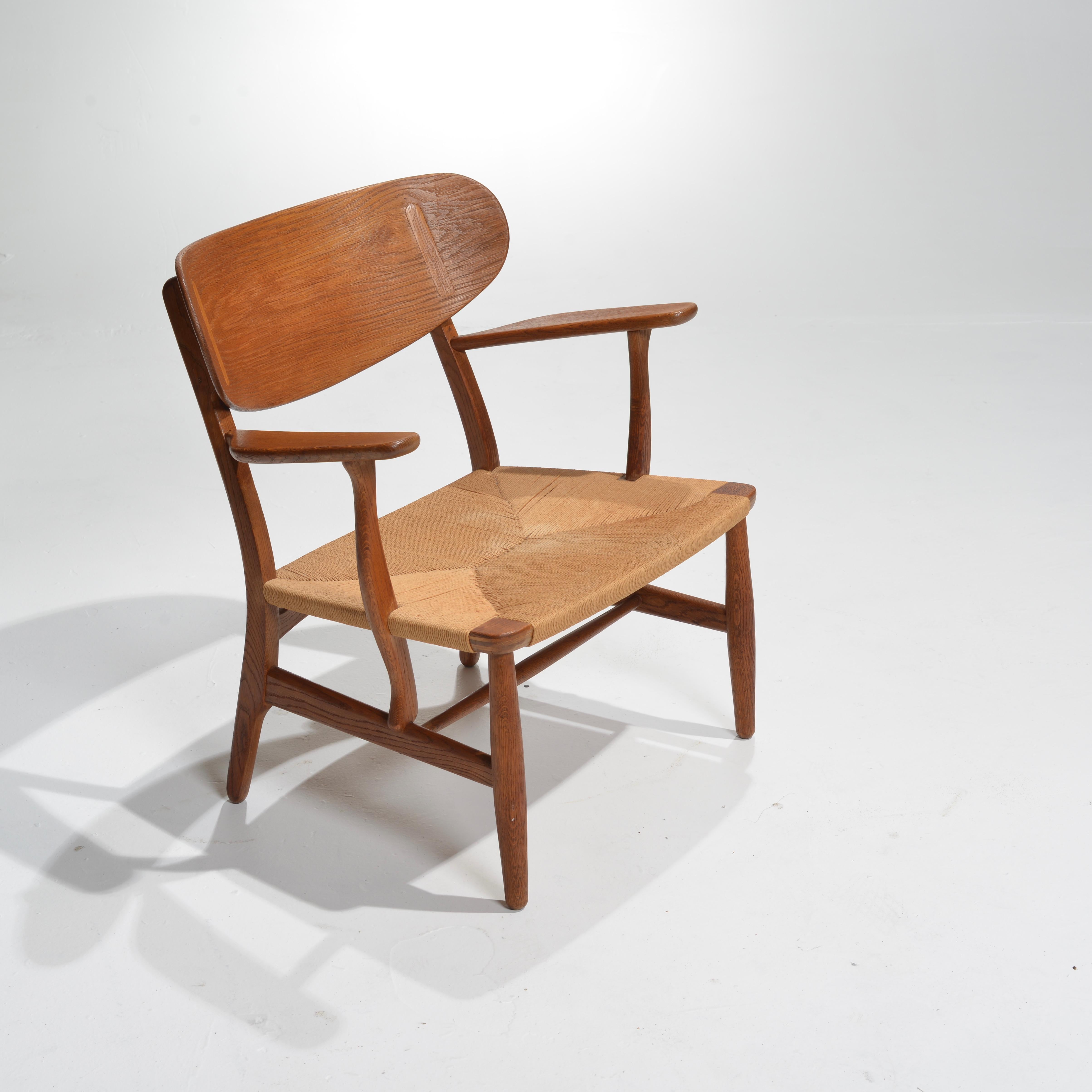 Early Hans Wegner for Carl Hansen & Son Lounge Chairs, CH-22 in Oak In Good Condition For Sale In Los Angeles, CA