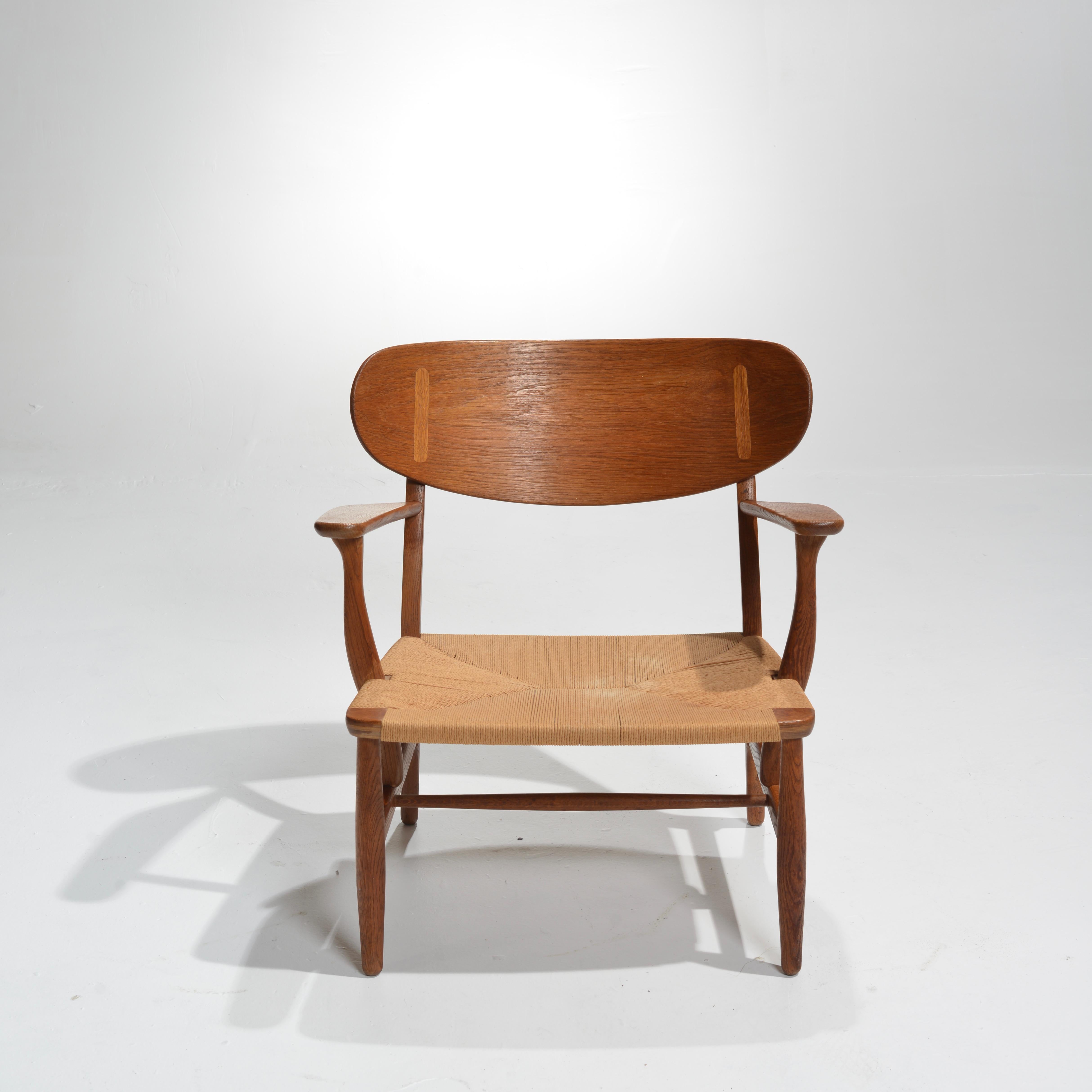 Mid-20th Century Early Hans Wegner for Carl Hansen & Son Lounge Chairs, CH-22 in Oak For Sale