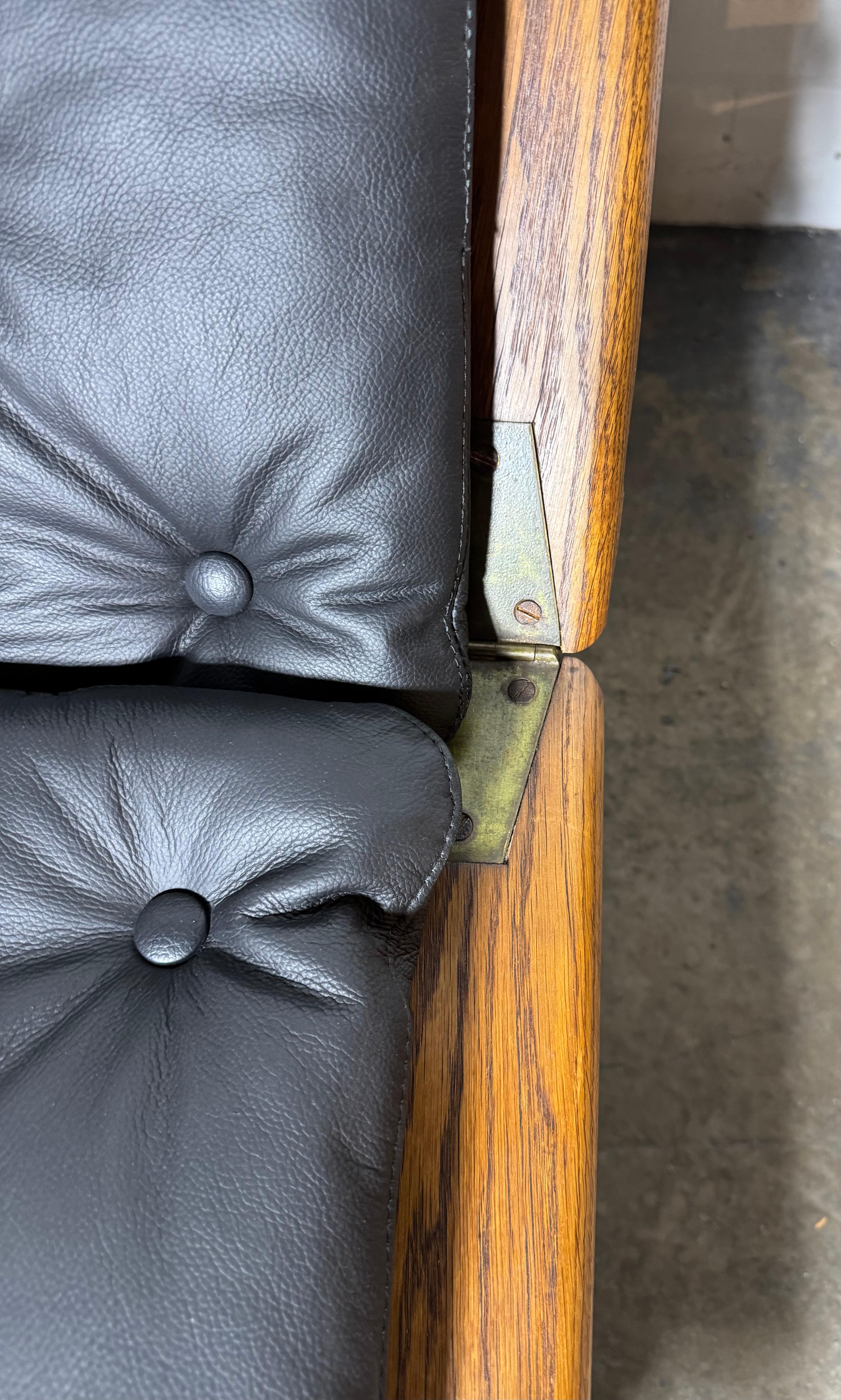 Früher Hans Wegner für GETAMA Chaiselongue und Ottomane. Eiche und Leder /Denmark (Mitte des 20. Jahrhunderts) im Angebot