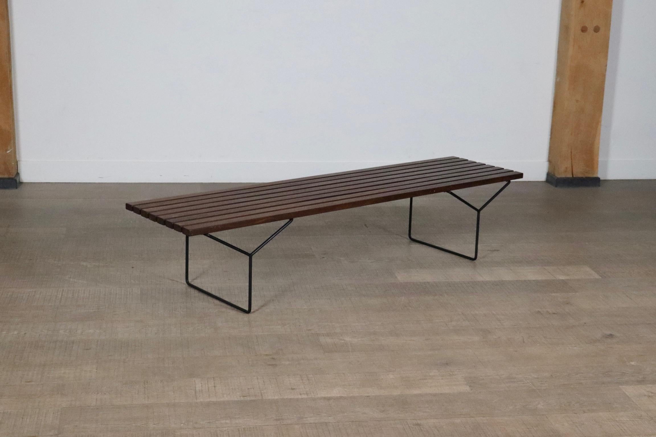 An incredible edition of the model 400 bench, which marks the first collaboration between Harry Bertoia and Knoll International, designed in the 1950s.
The welded wire base show the early exploration of Bertoia’s signature welded grid wire designs.