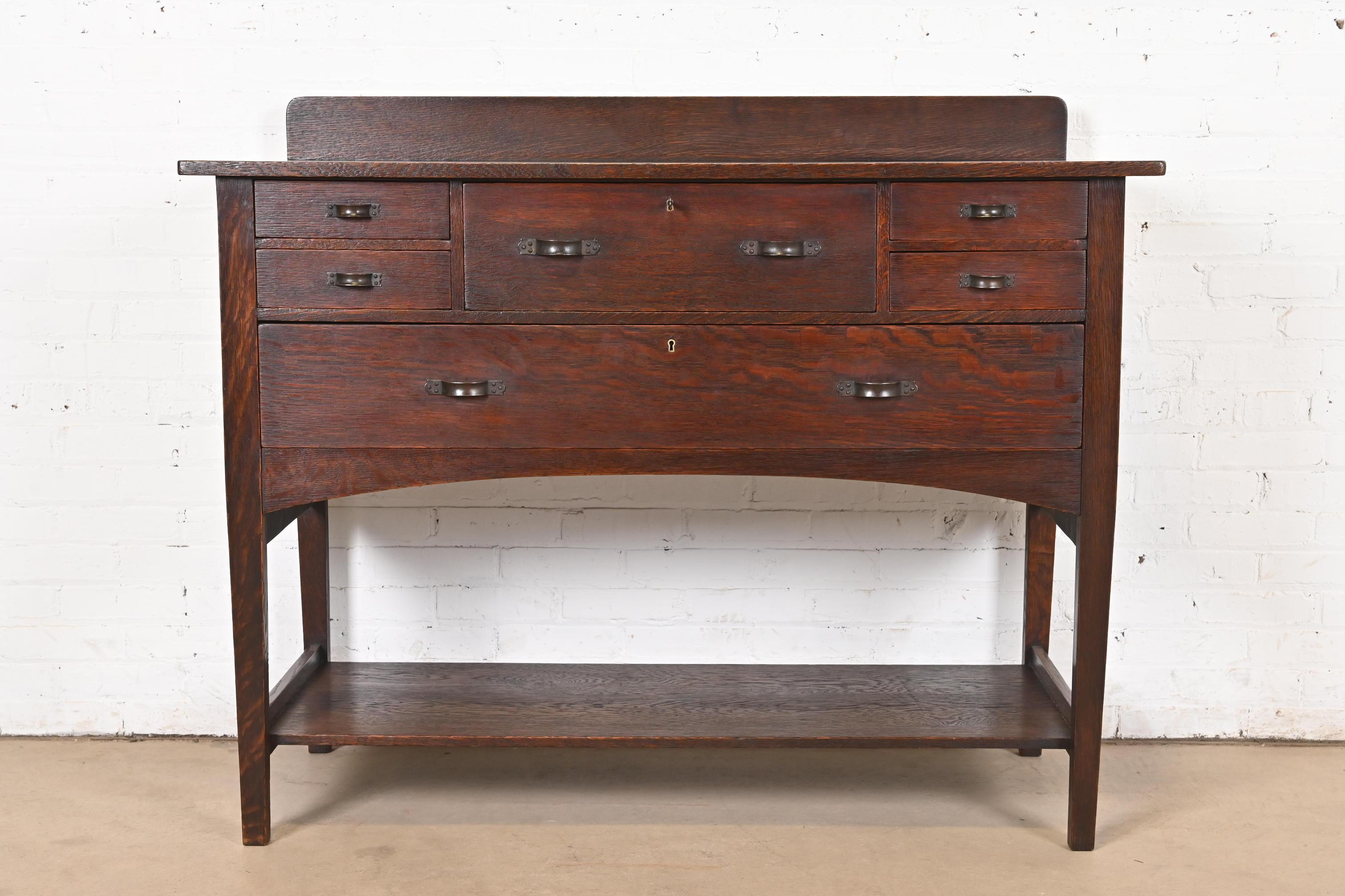 Una rara ed eccezionale credenza o mobile bar d'epoca Mission & Arts & Crafts 

Disegnato da Harvey Ellis per Gustav Stickley

USA, circa 1900

Quercia segata in quarto, con ferramenta originale in rame martellato. 

Misure: 53,25 