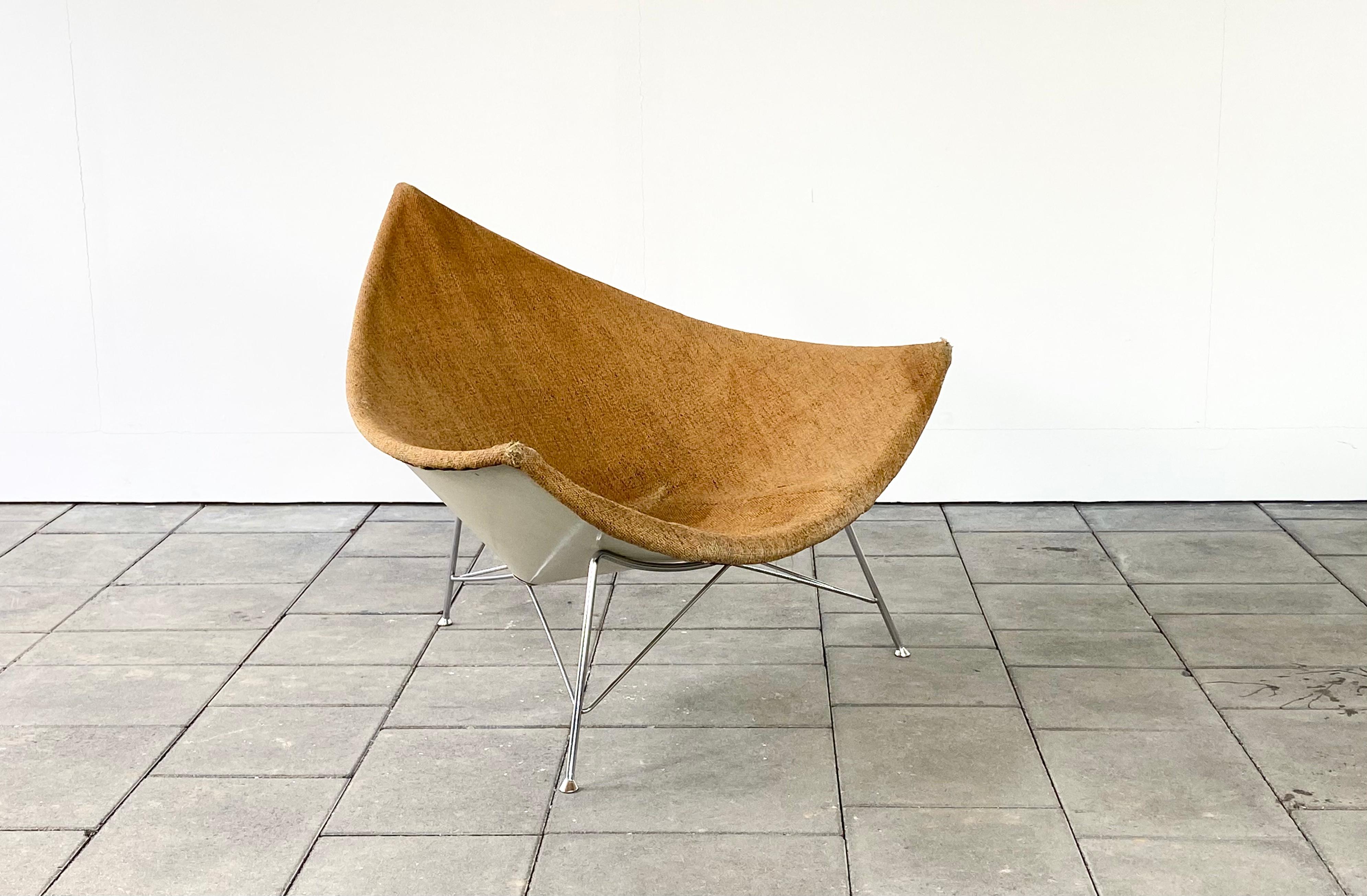 Early Herman Miller Coconut Chair Designed by George Nelson in 1956 In Distressed Condition For Sale In Offenburg, Baden Wurthemberg