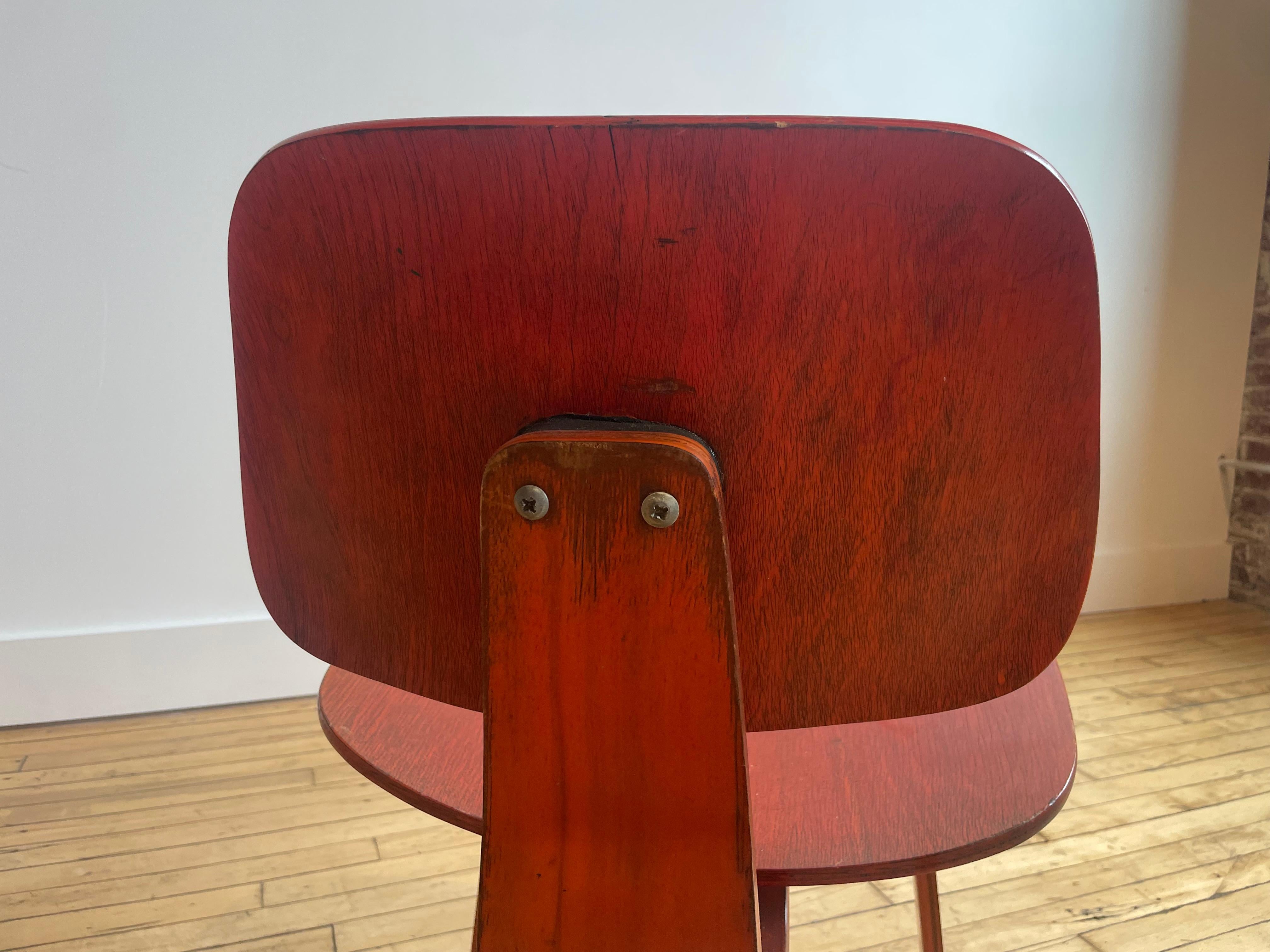Rara sedia Herman Miller DCW della fine degli anni '40 con l'inafferrabile etichetta Evans Products. 

Un vero pezzo da collezione della storia del design americano che evidenzia l'uso innovativo del compensato curvato per i mobili. 


Buone
