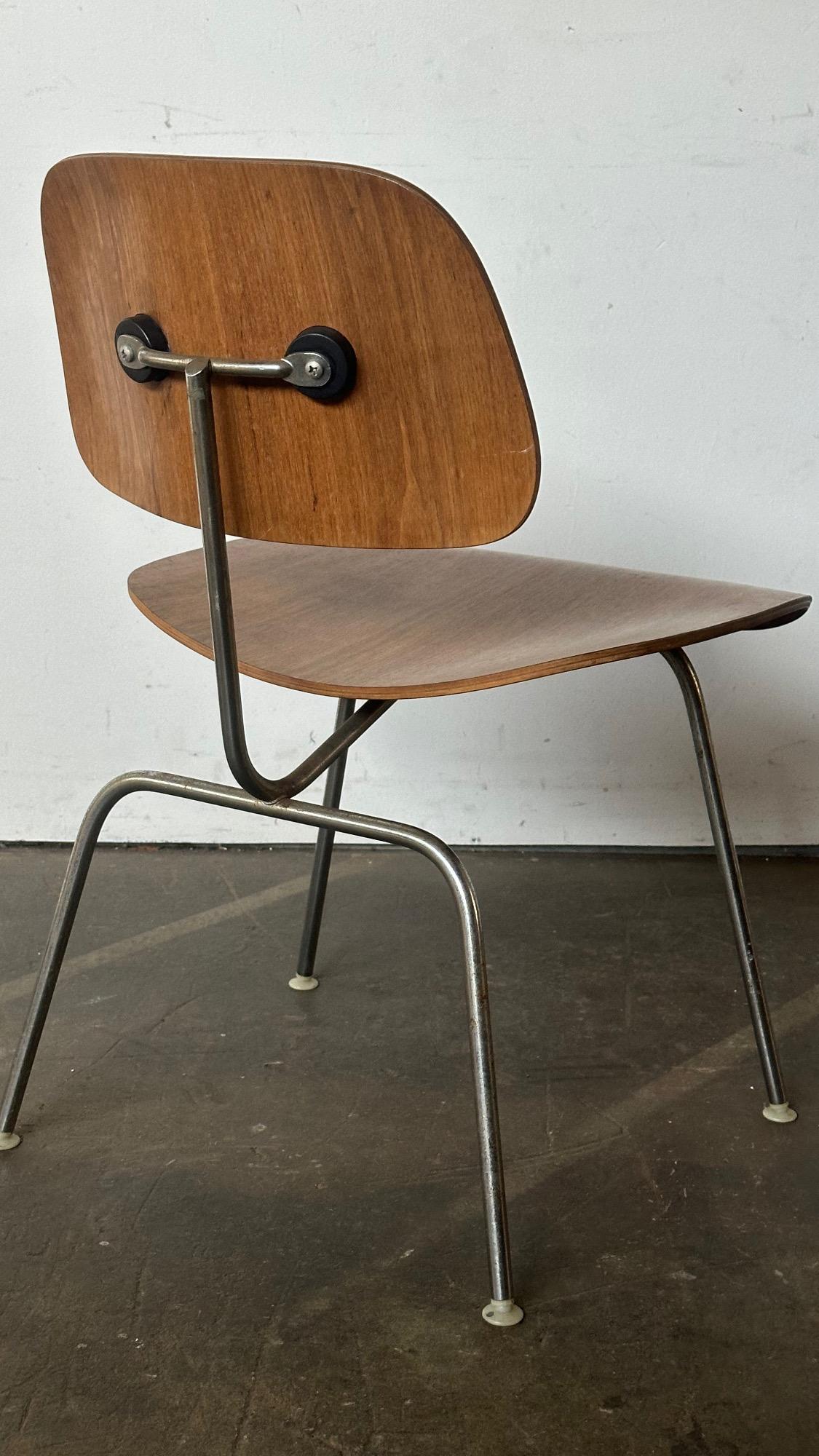Bellissimo esempio dell'iconico DCM di Eames. Edizione Herman Miller Eames, firmata e garantita come autentica. Produzione di fine anni '50/inizio anni '60. Tutte le viti e le guide sono presenti. Bella la patina del legno e del metallo. Si presenta