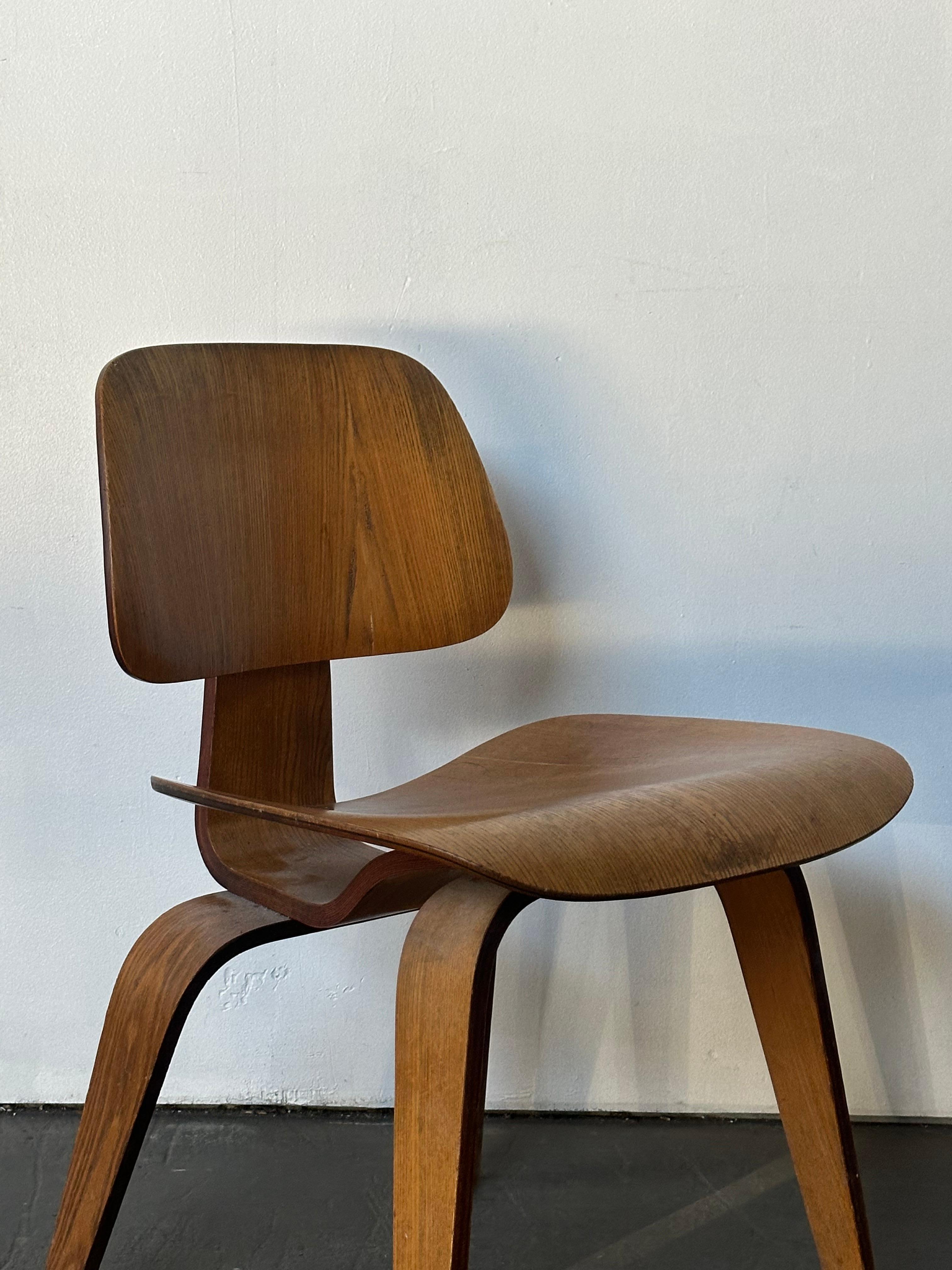 Mid-Century Modern Early Herman Miller Eames DCW Dining Chair in Calico Ash For Sale