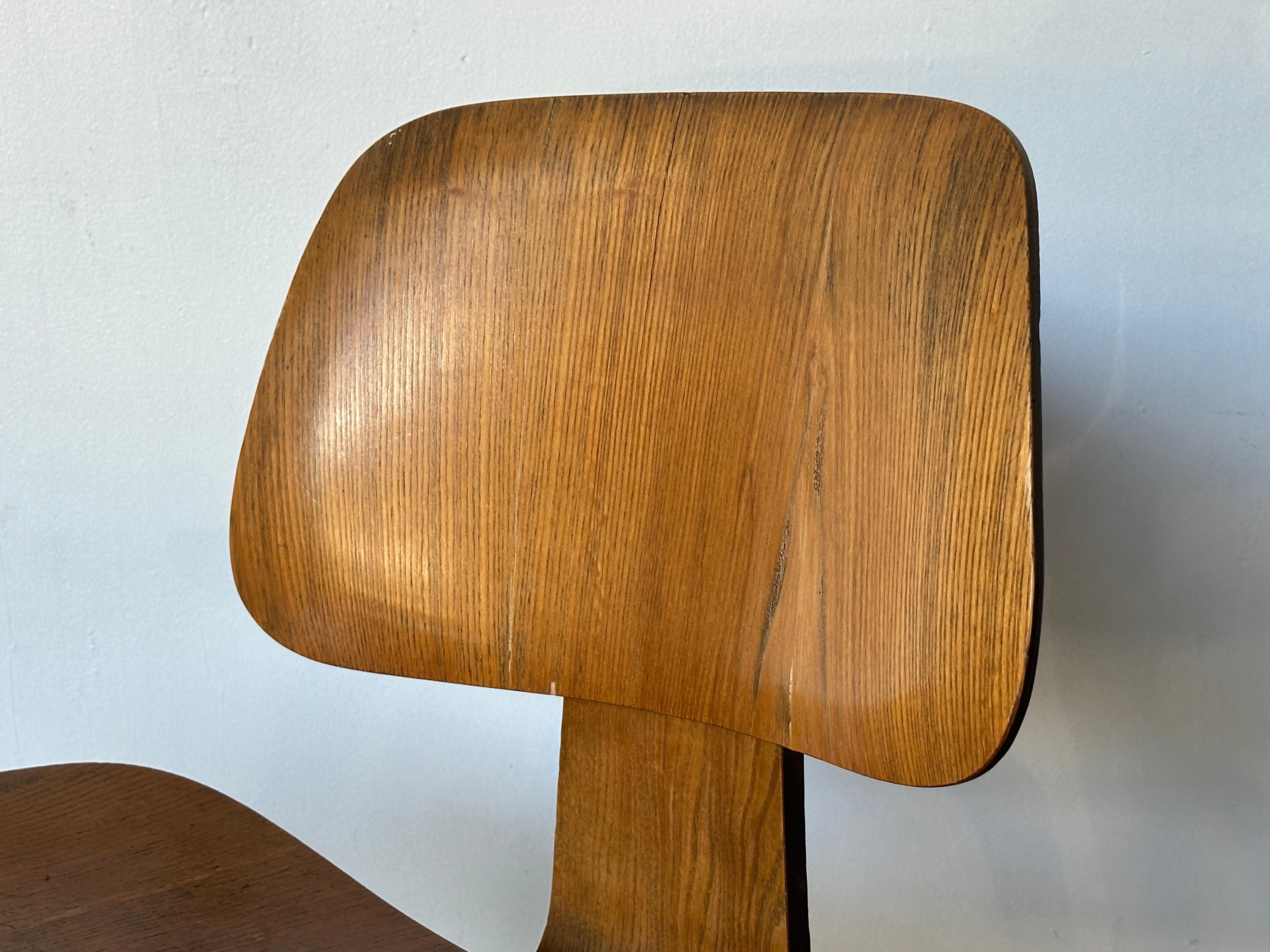 Early Herman Miller Eames DCW Dining Chair in Calico Ash In Fair Condition For Sale In Brooklyn, NY