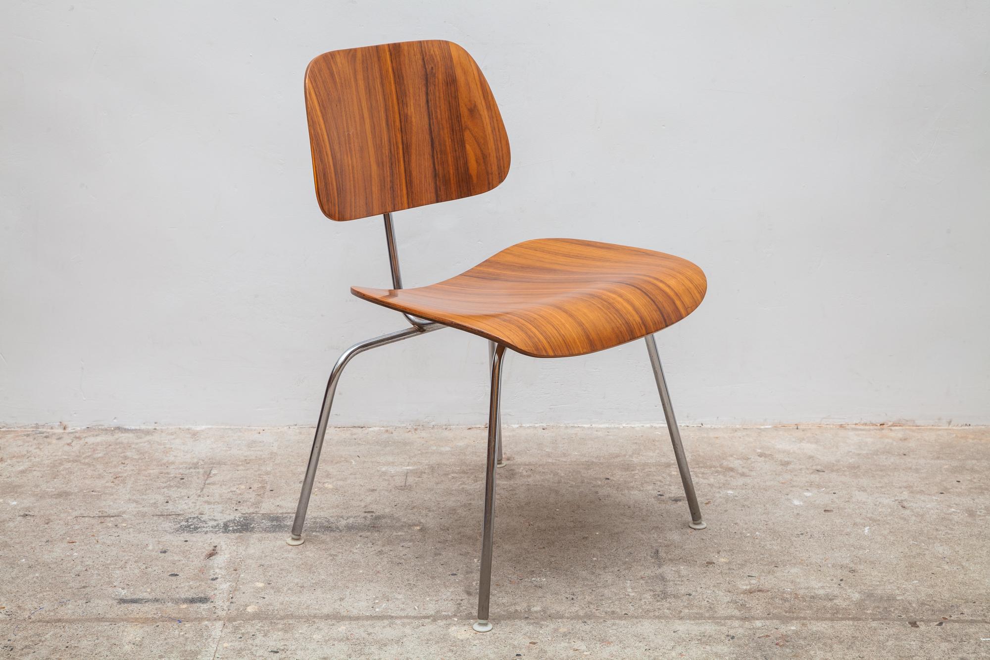 Der ikonische LCM Lounge Chair wurde von Charles und Ray Eames für Herman Miller entworfen. Schön gebogener Sitz und Rückenlehne. Verchromter Sockel mit Stoßdämpfern in ausgezeichnetem Zustand. Originaletikett aus den 1950er Jahren auf der