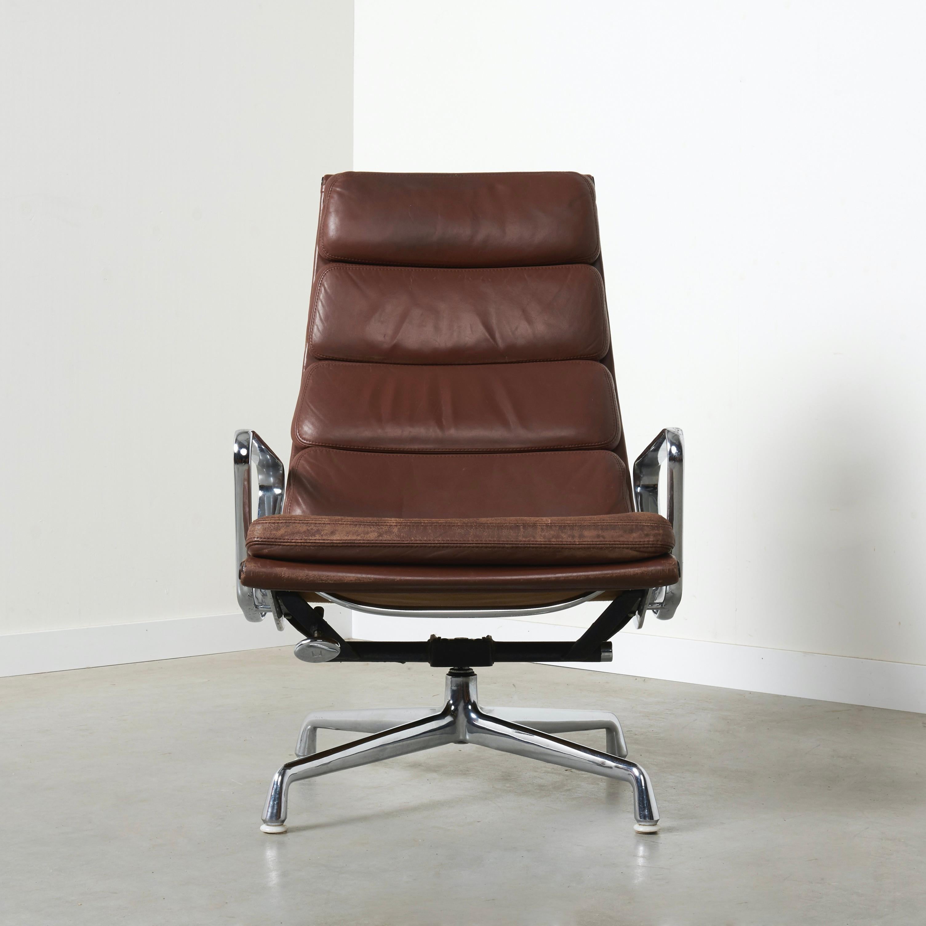 Early Herman Miller lounge chair EA222, designed by Charles & Ray Eames, 1960s production (assembled by Vitra).
Original leather soft pad upholstery with Hopsak backside, chrome aluminium 4 star base; swivel and tilting.
In a good vintage condition.