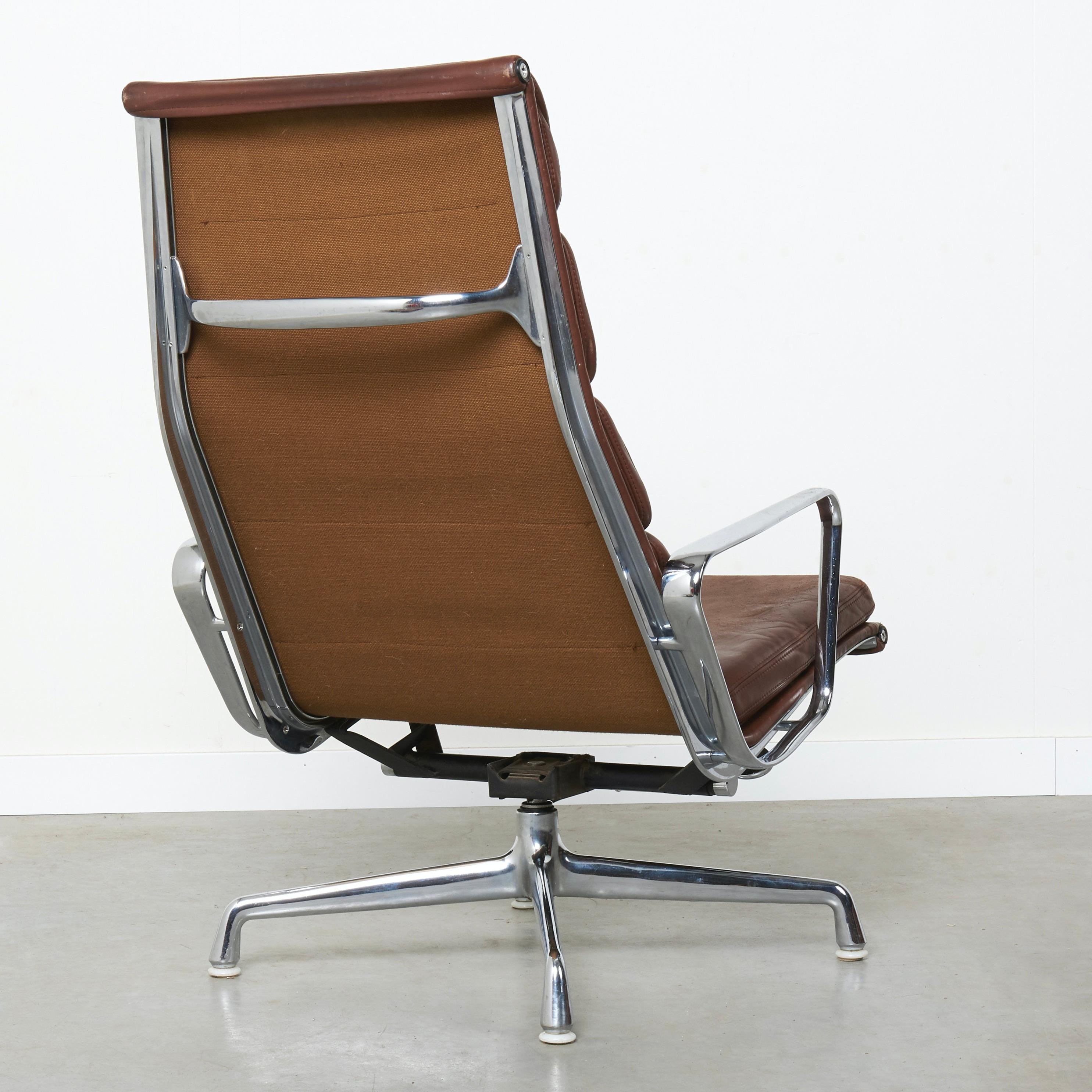 Mid-20th Century Early Herman Miller lounge chair, EA222