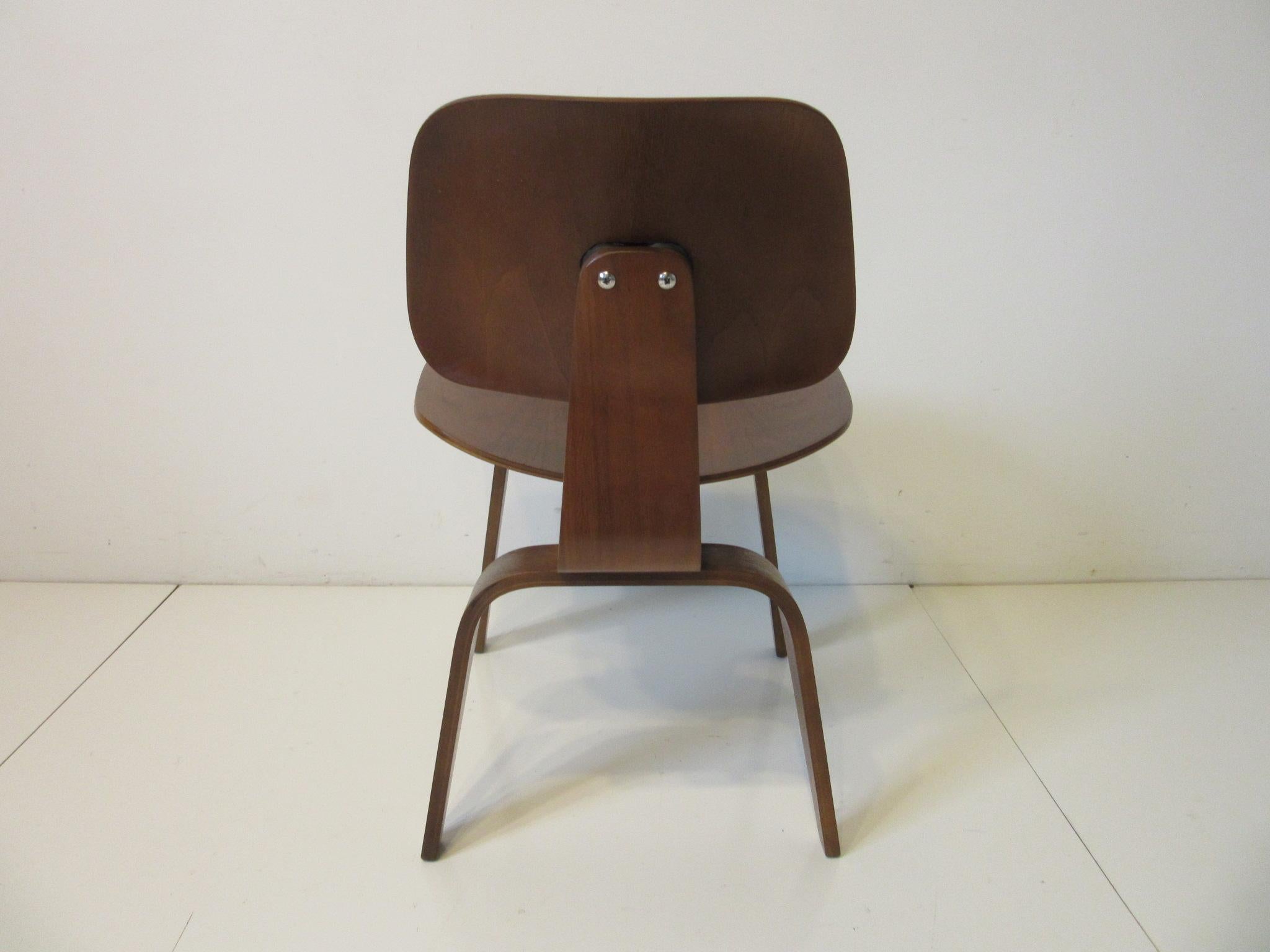 Early Herman Miller Sculptural Walnut DCW by Eames 'C' In Good Condition In Cincinnati, OH