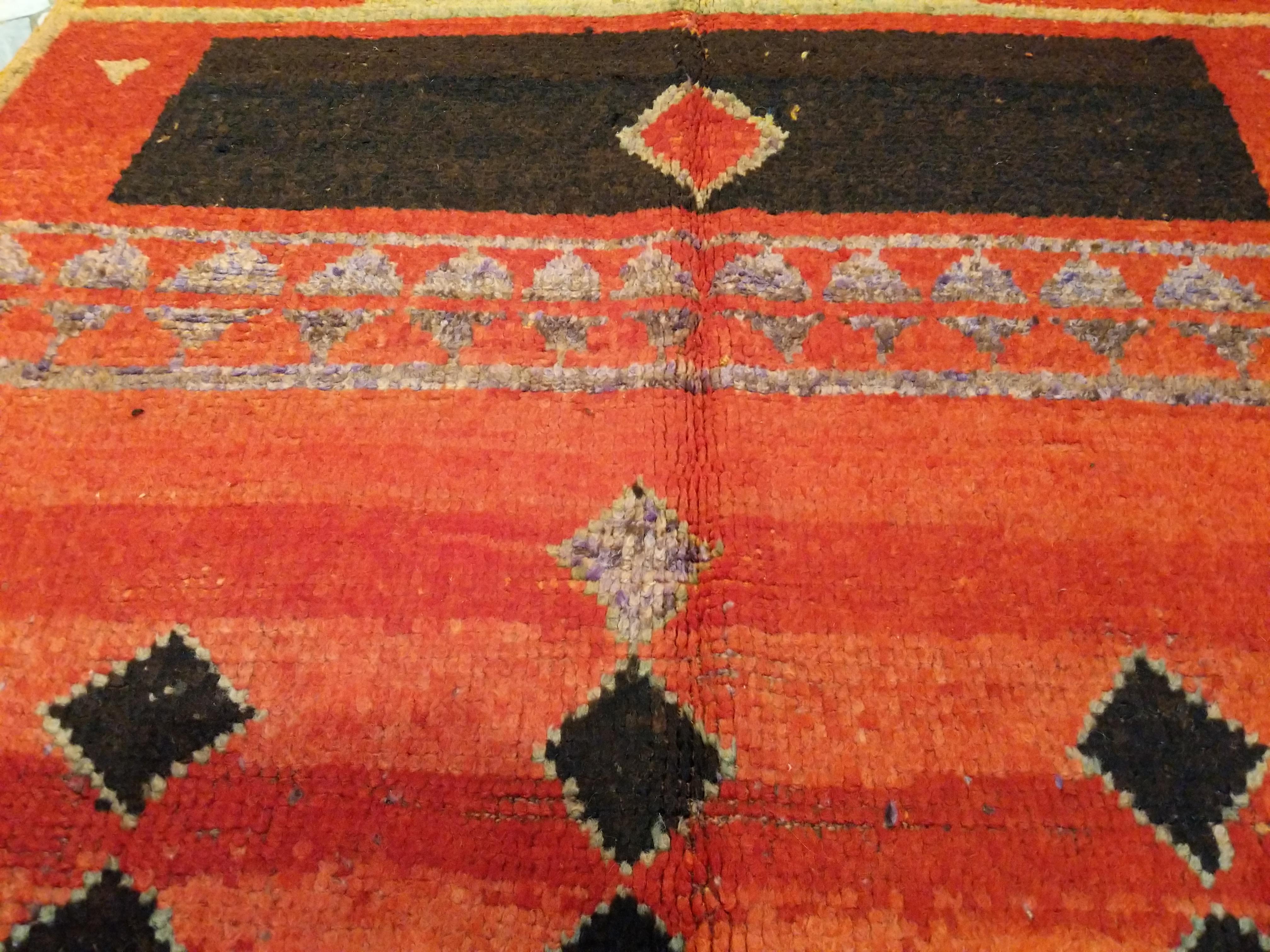 Early High Atlas Moroccan Berber Rug In Good Condition For Sale In Milan, IT