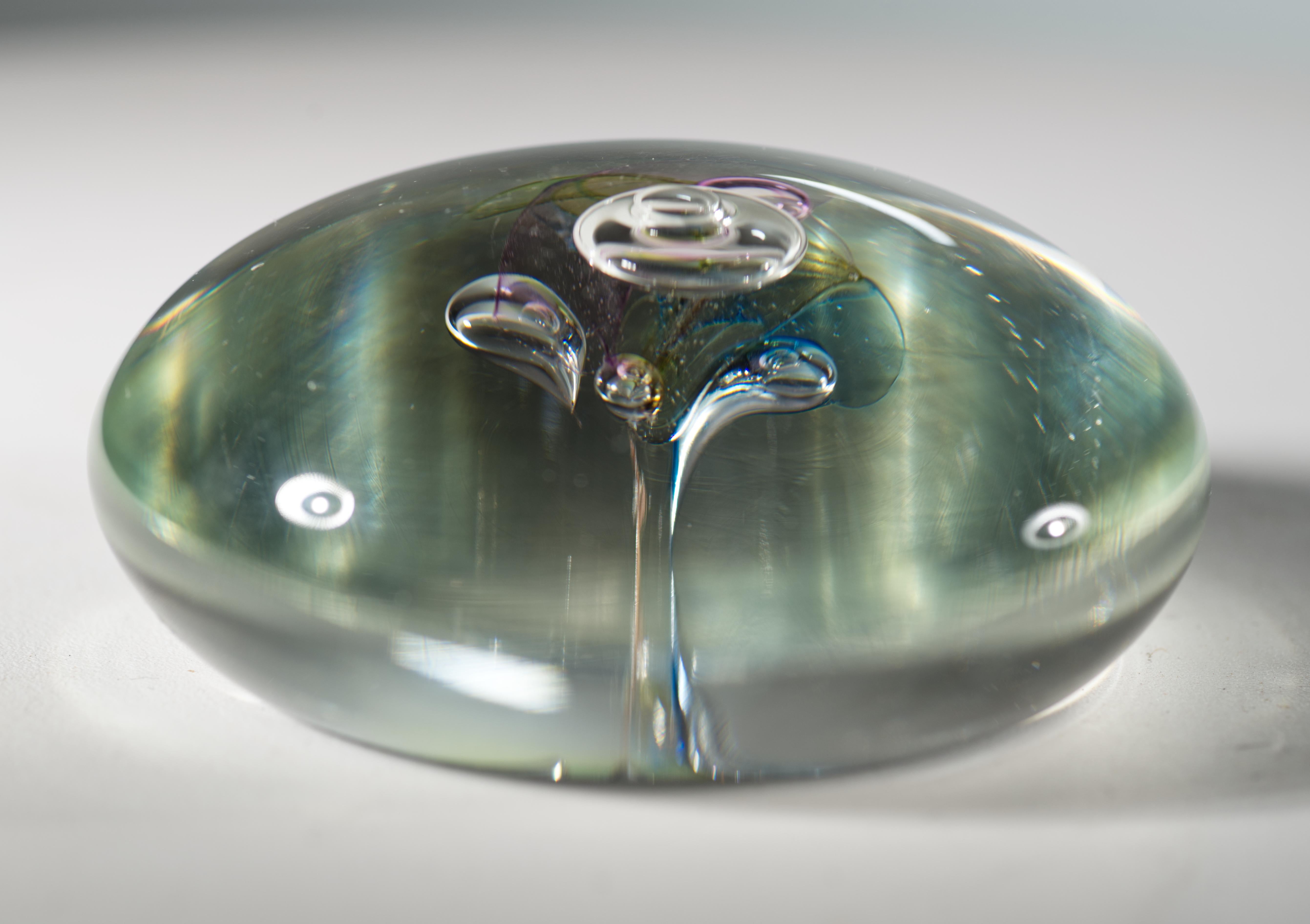 Die frühe Kunstglasskulptur von Hiroshi Yamano zeigt eine Gruppierung von aufsteigenden kontrollierten Luftblasen in der Mitte eines klaren Glasscheibenobjekts. Die Blasen sind teilweise von blassgrünen, rosafarbenen und blauen Glasschichten
