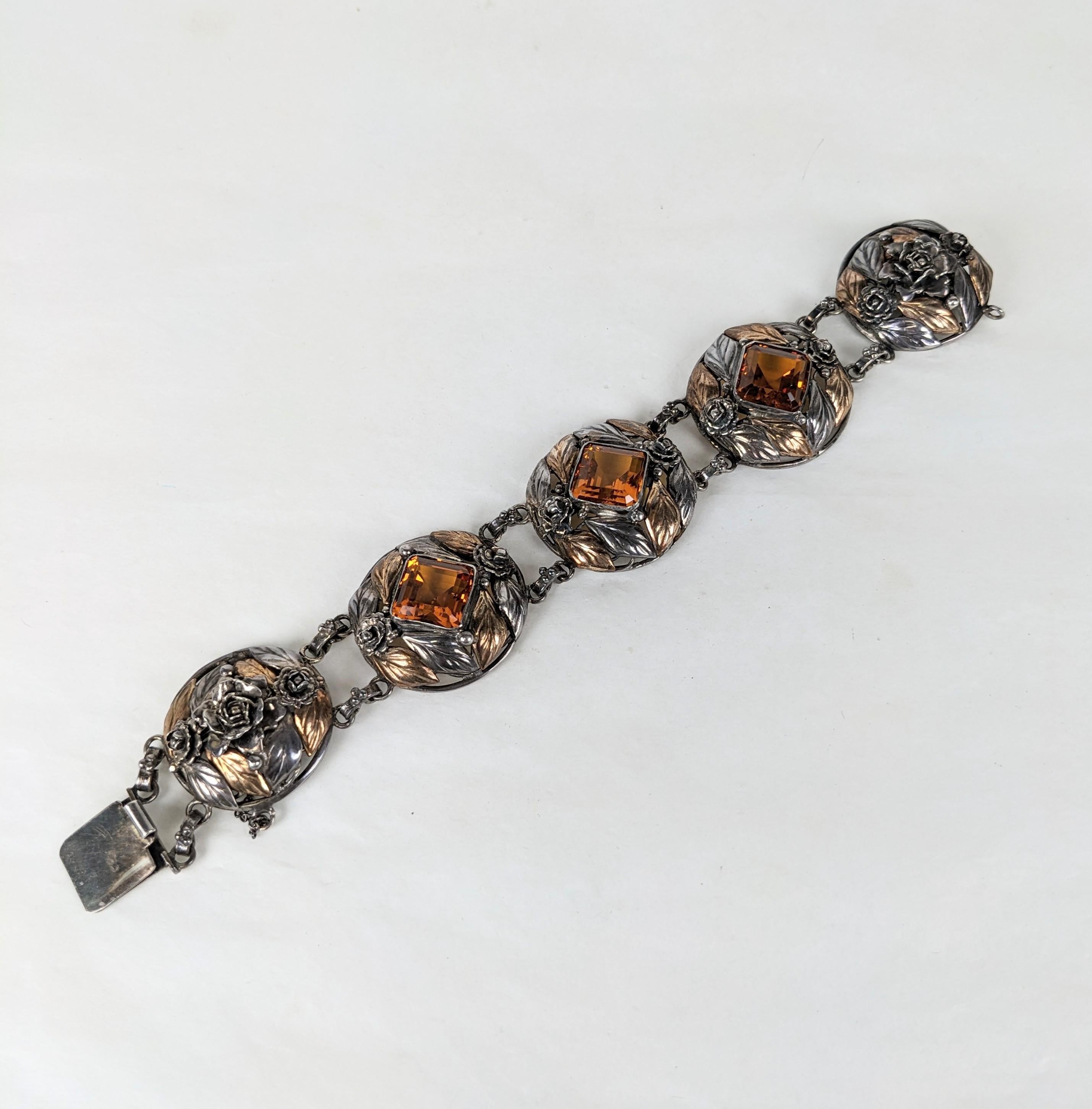 Extraordinaire bracelet en or et en argent de Hobe, datant des années 1940. Fabriqué à la main en argent et vermeil avec des liens élaborés de feuilles et de fleurs avec 3 énormes pâtes de citrine. 
Signé. 8