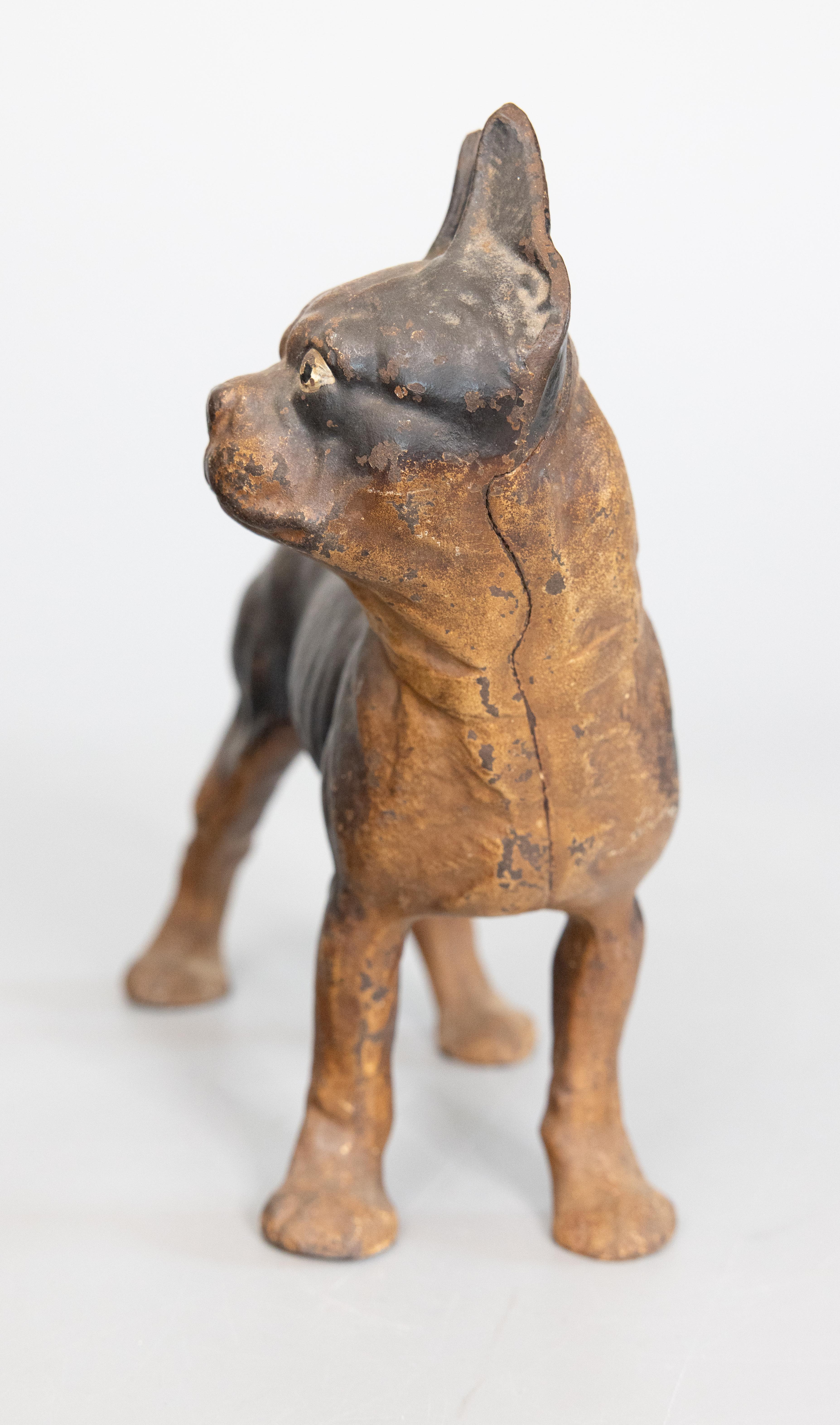 Tope de puerta original de principios del siglo XX, de hierro fundido pesado, pintado a mano por Hubley, con forma de perro Boston Terrier. Este encantador perro conserva la pintura original y sería perfecto para el amante o coleccionista de