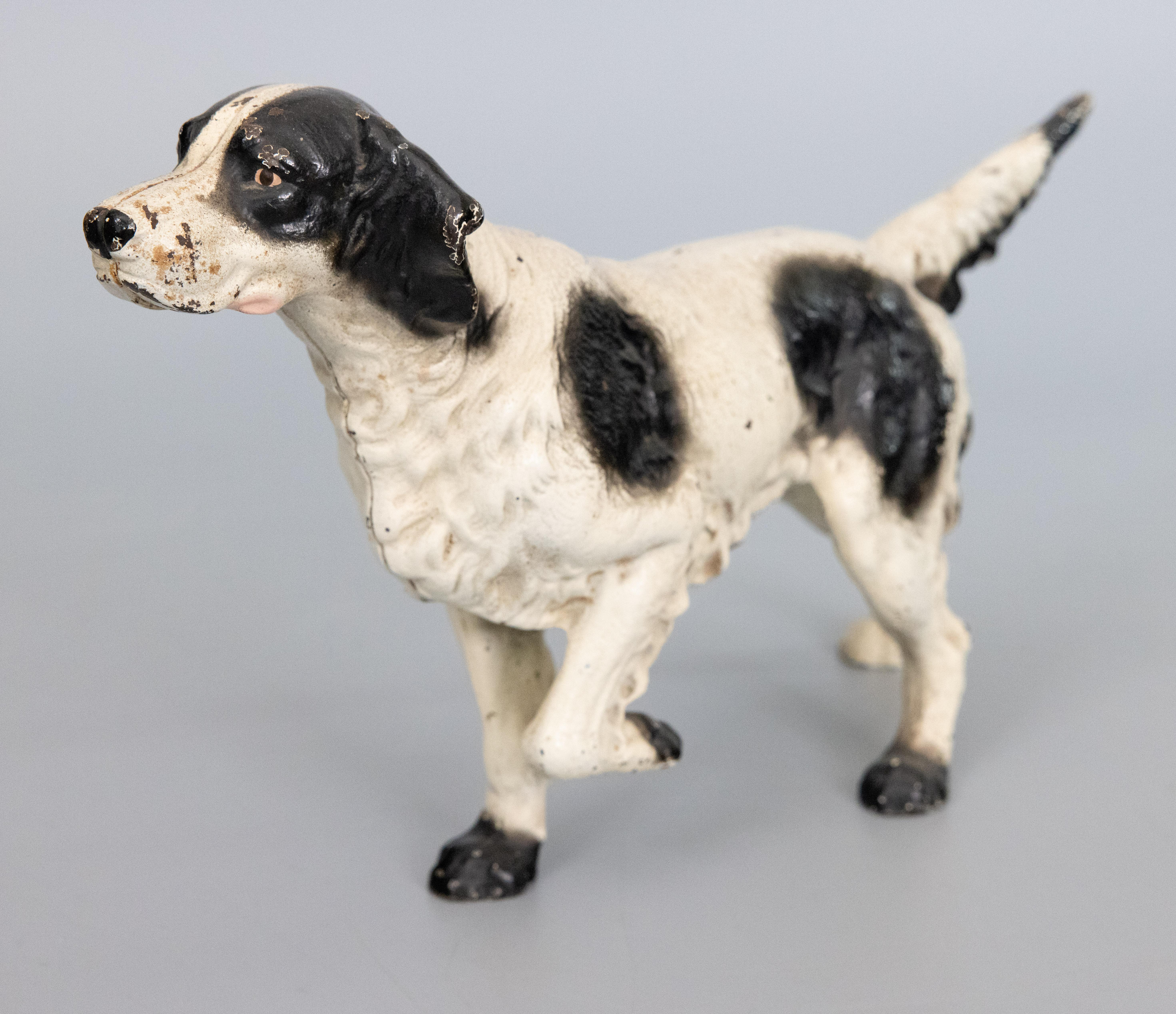 An original early 20th-Century Hubley hand painted heavy cast iron setter / pointer / sporting dog door stop. This superb dog is a nice large size with fine details, especially evident in his sweet face. All original paint in amazing condition for