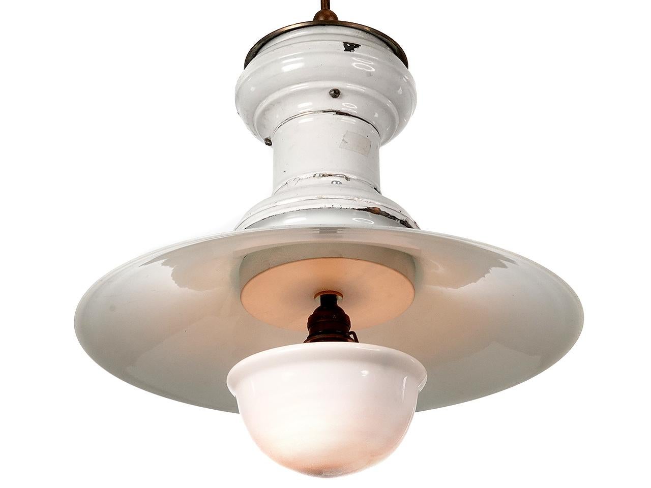 Se trata de una antigua farola que hemos transformado para uso doméstico. Tiene un cuerpo de porcelana blanca y pantallas de cristal de leche. Las lámparas presentan una bonita pátina envejecida con una hermosa pantalla de cristal de leche de 16