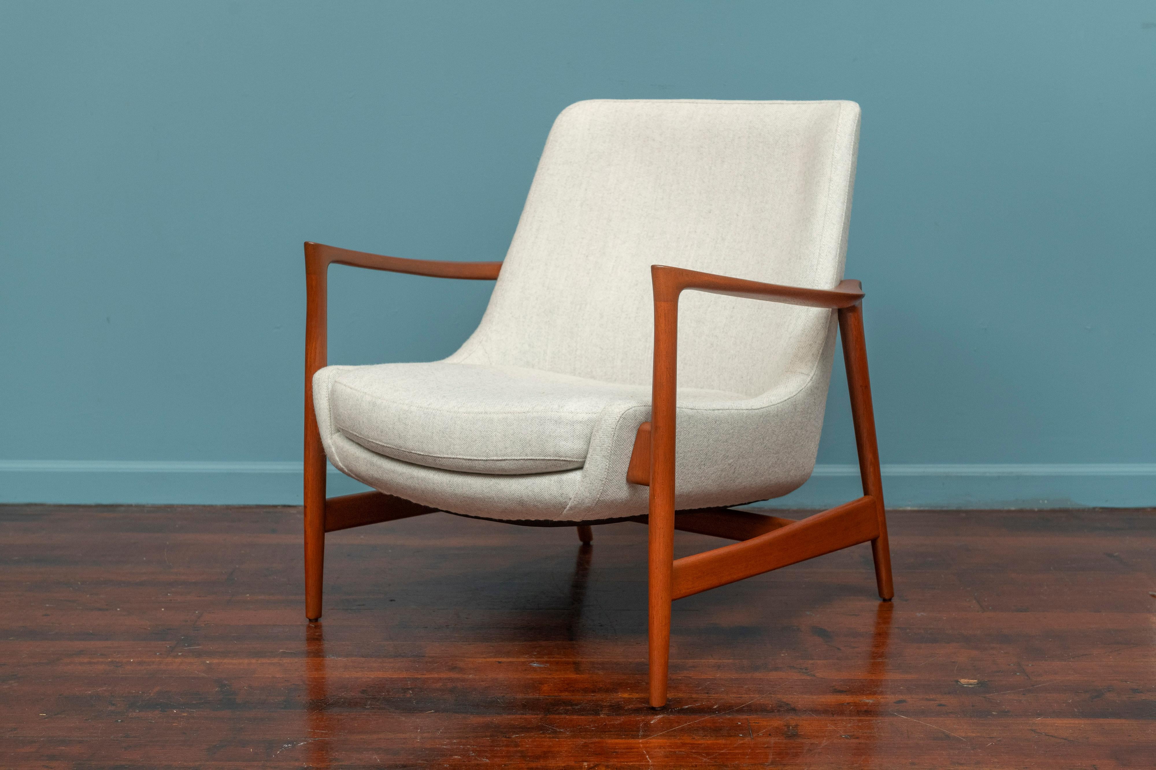 Chaise longue ancienne et rare d'Ib Kofod-Larsen, modèle 4346, pour Frits Hansen, Danemark. Le cadre en teck massif exposé, sculpté par la signature, rend la chaise à la fois attrayante et solide sur le plan structurel. Récemment rénové et tapissé,