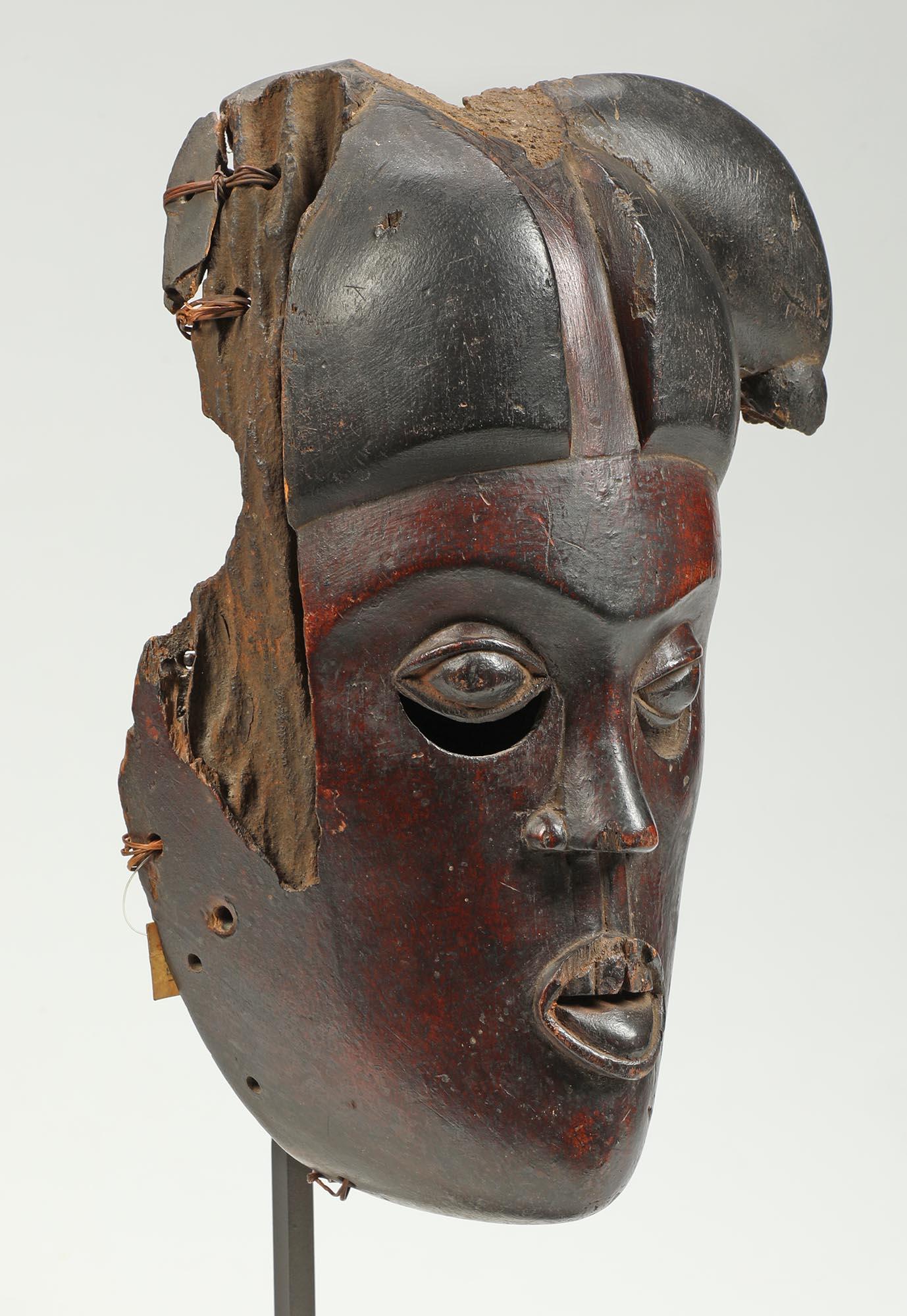 Nigérian Fragment de masque Ibibio, visage rouge foncé, yeux expressifs, Afrique du début du 20e siècle en vente