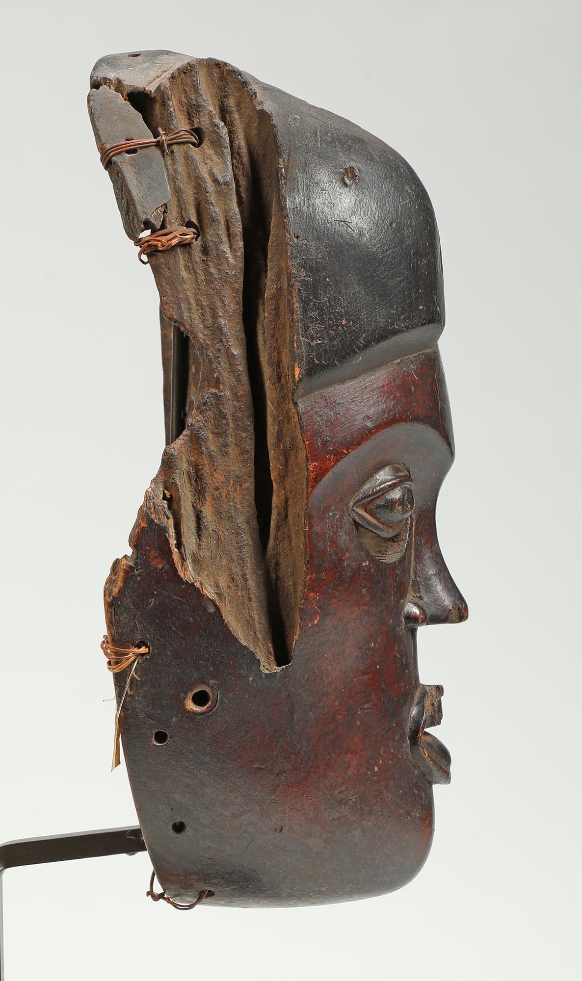 Sculpté à la main Fragment de masque Ibibio, visage rouge foncé, yeux expressifs, Afrique du début du 20e siècle en vente