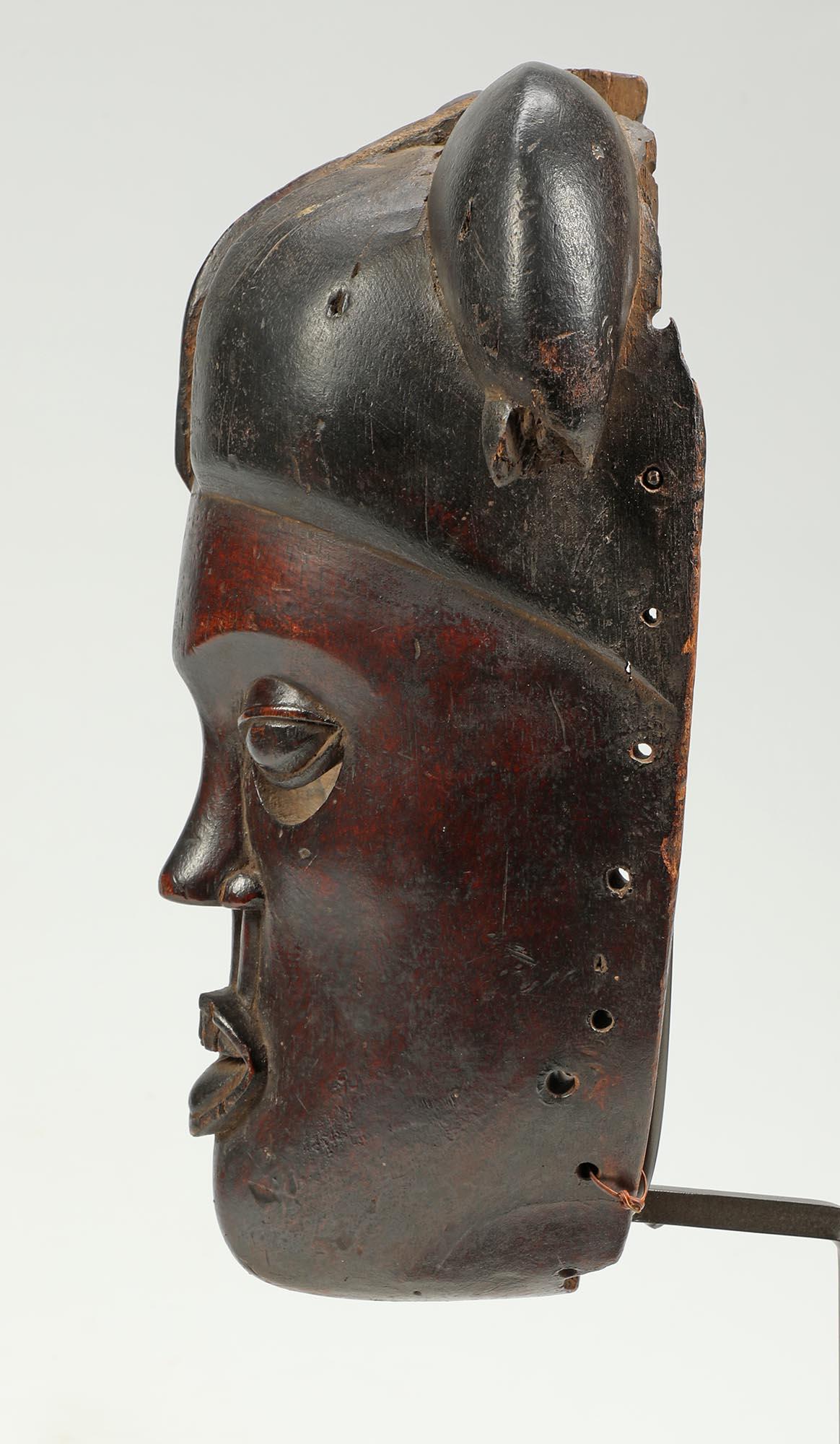 Fragment de masque Ibibio, visage rouge foncé, yeux expressifs, Afrique du début du 20e siècle Abîmé - En vente à Point Richmond, CA