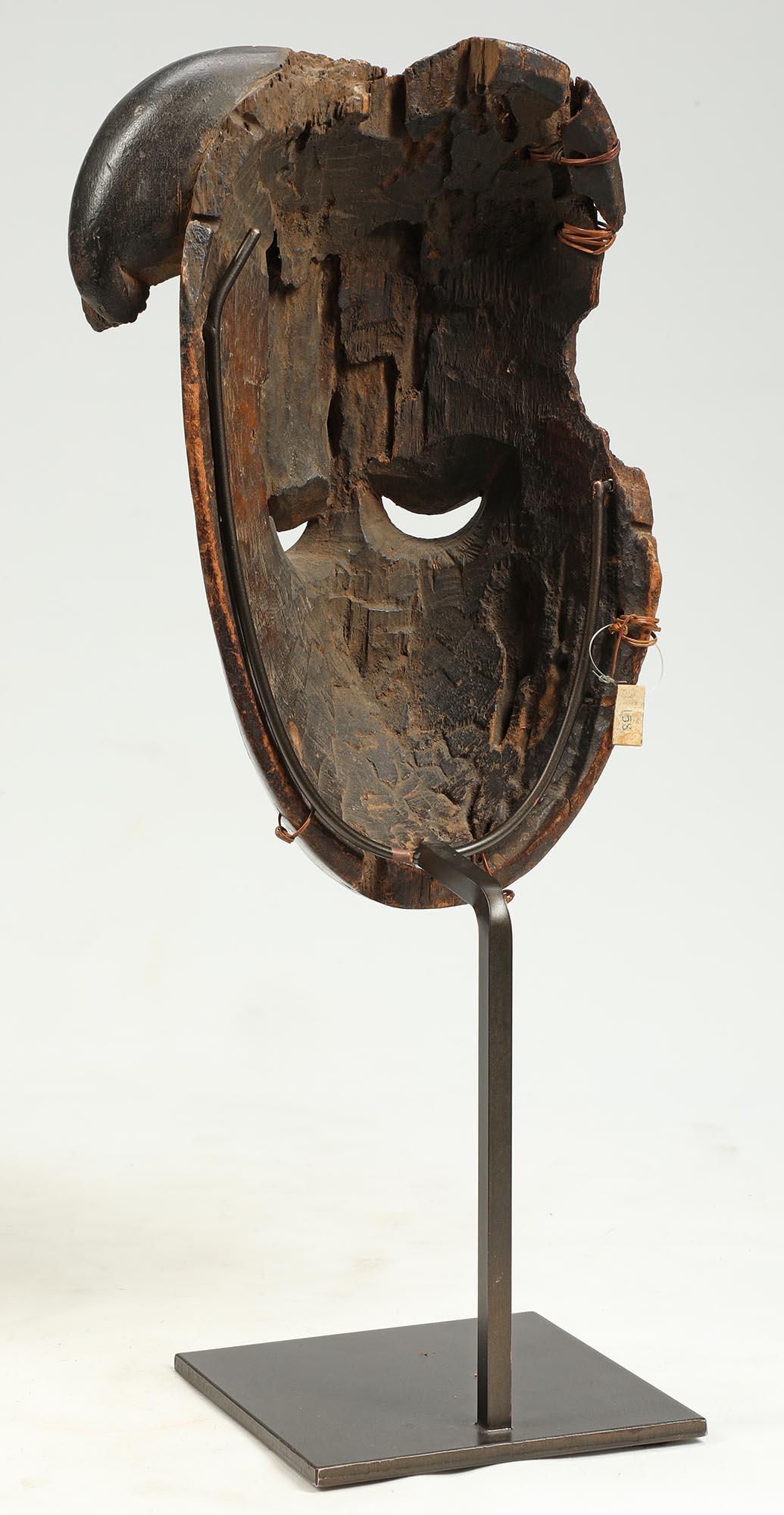20ième siècle Fragment de masque Ibibio, visage rouge foncé, yeux expressifs, Afrique du début du 20e siècle en vente
