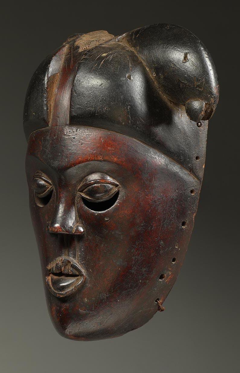 Bois Fragment de masque Ibibio, visage rouge foncé, yeux expressifs, Afrique du début du 20e siècle en vente