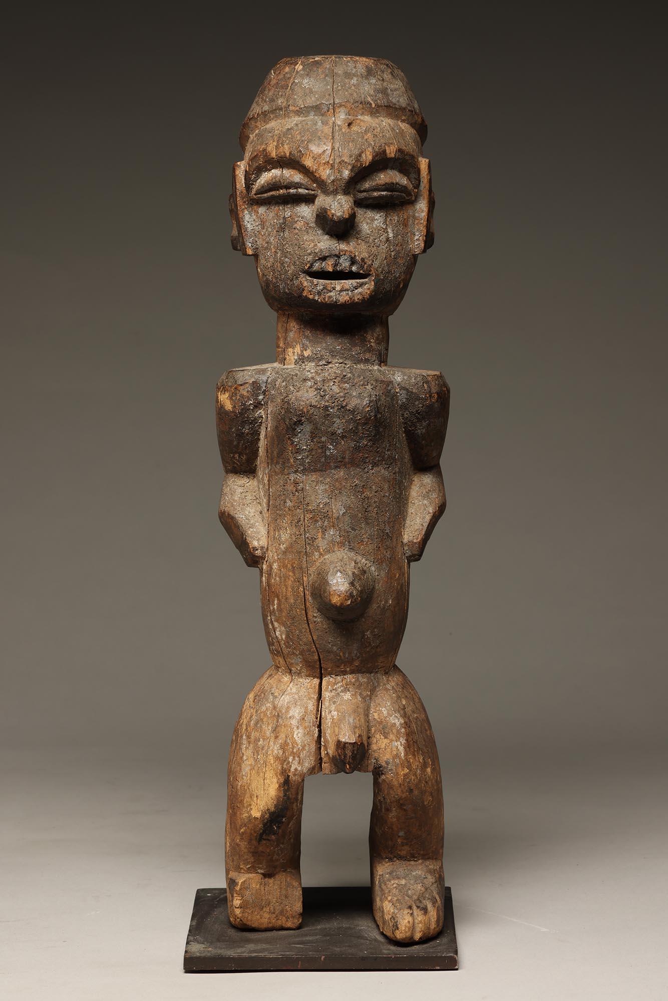 Frühe Ibibio stehende männliche Schreinfigur aus Holz, kraftvoll, Nigeria, Afrika (Stammeskunst) im Angebot