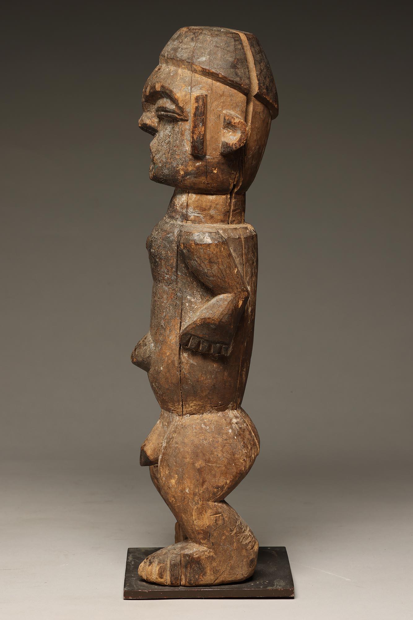 Frühe Ibibio stehende männliche Schreinfigur aus Holz, kraftvoll, Nigeria, Afrika (Nigerianisch) im Angebot