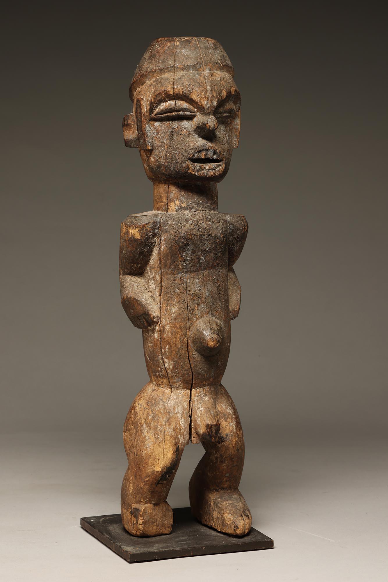 Frühe Ibibio stehende männliche Schreinfigur aus Holz, kraftvoll, Nigeria, Afrika (Handgeschnitzt) im Angebot