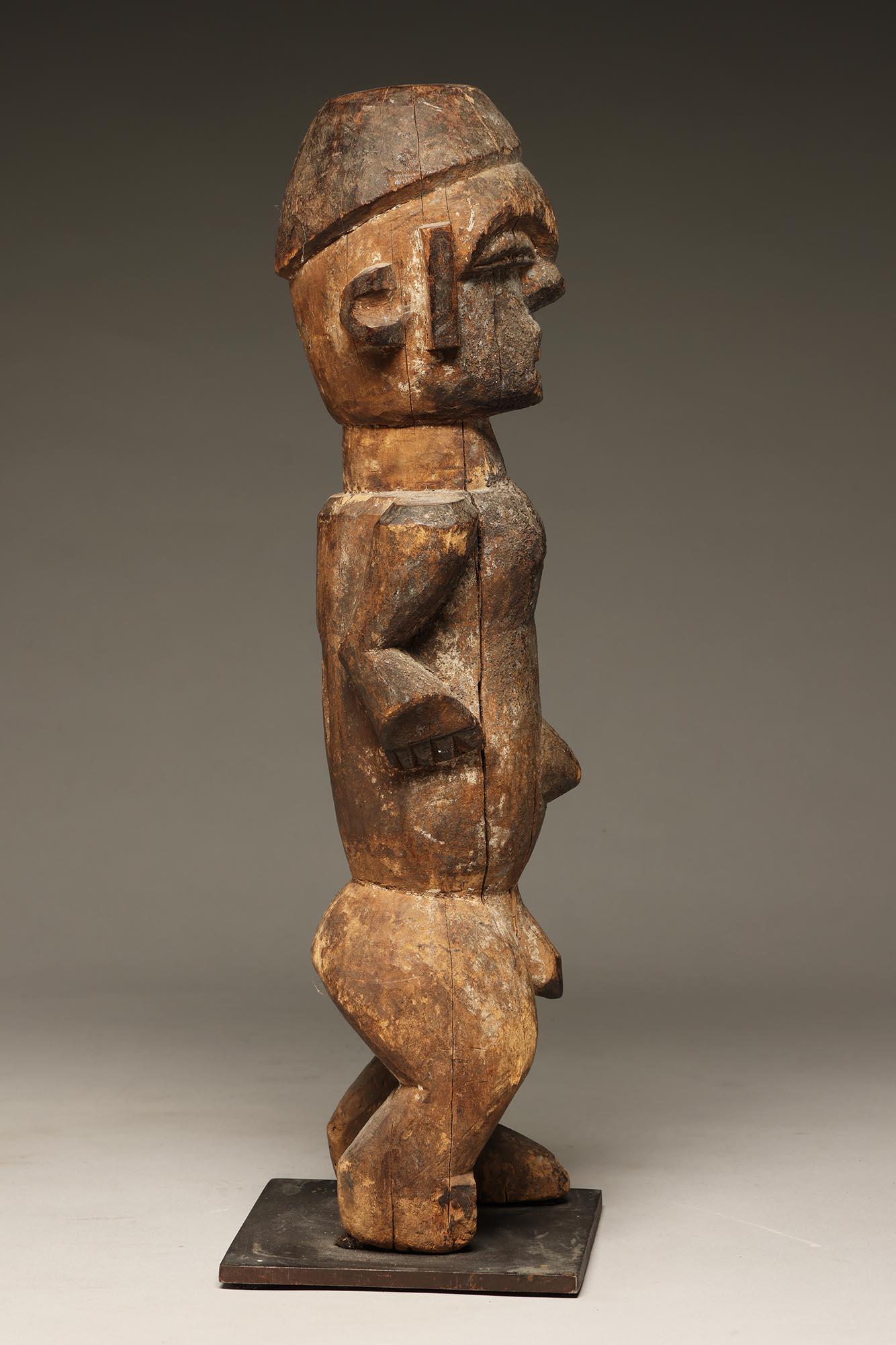 Frühe Ibibio stehende männliche Schreinfigur aus Holz, kraftvoll, Nigeria, Afrika im Zustand „Starke Gebrauchsspuren“ im Angebot in Point Richmond, CA