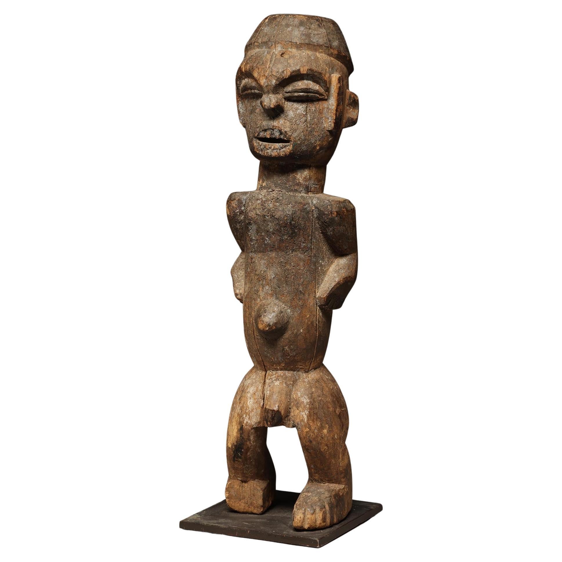 Frühe Ibibio stehende männliche Schreinfigur aus Holz, kraftvoll, Nigeria, Afrika im Angebot