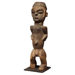 Figura di santuario maschile in piedi in legno Ibibio, potente, Nigeria, Africa